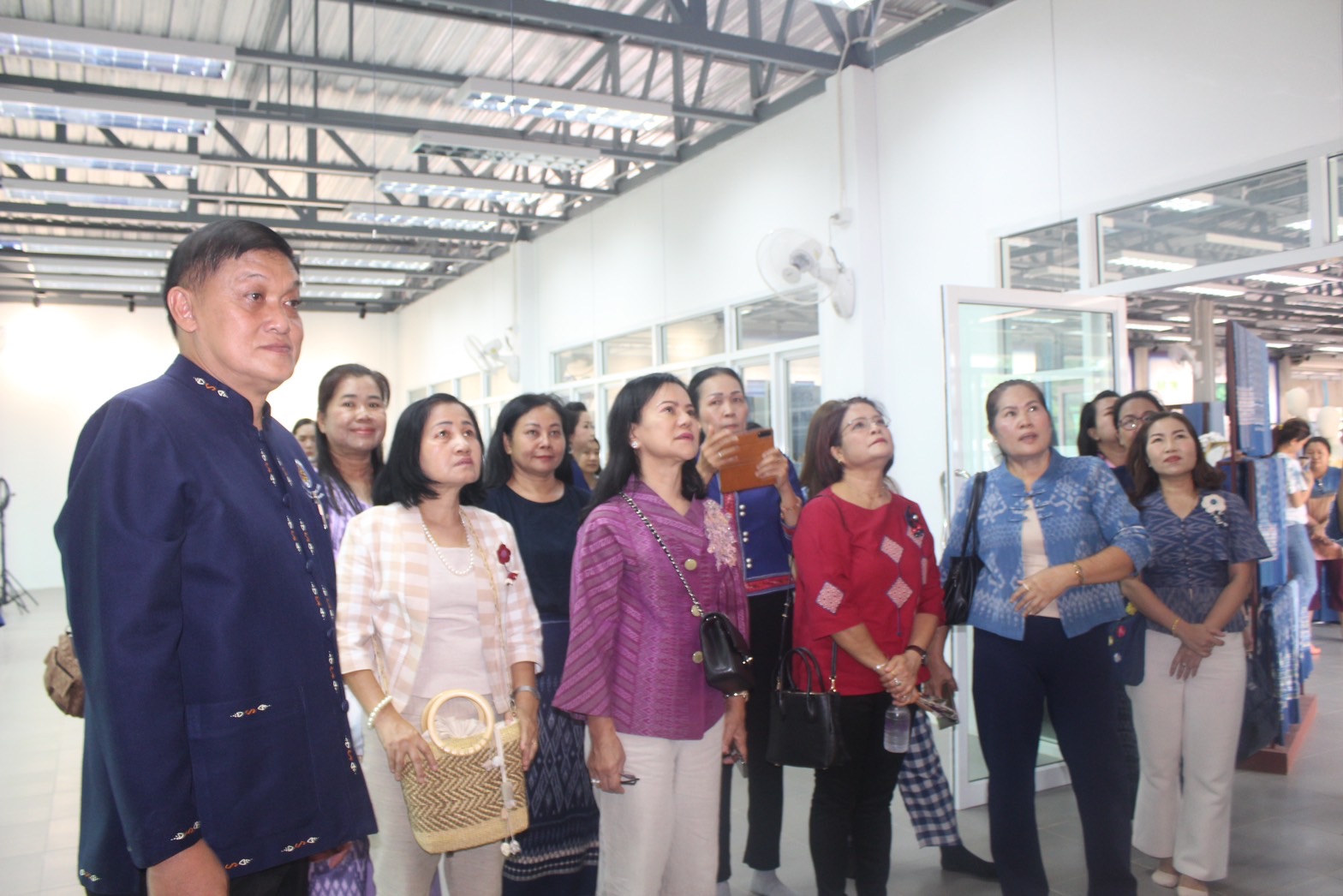 พช.ยโสธร ร่วมศึกษาดูงาน การส่งเสริมการใช้ผ้าไทย “ผ้าไทย ใส่ให้สนุก”ของชมรมแม่บ้านมหาดไทย จังหวัดยโสธร ณ ศูนย์เรียนรู้ผ้าย้อมครามบ้านดอนกอย “วิชชาลัยดอนกอย วิถีแห่งการพัฒนาที่ยั่งยืน” อำเภอพรรณานิคม จังหวัดสกลนคร