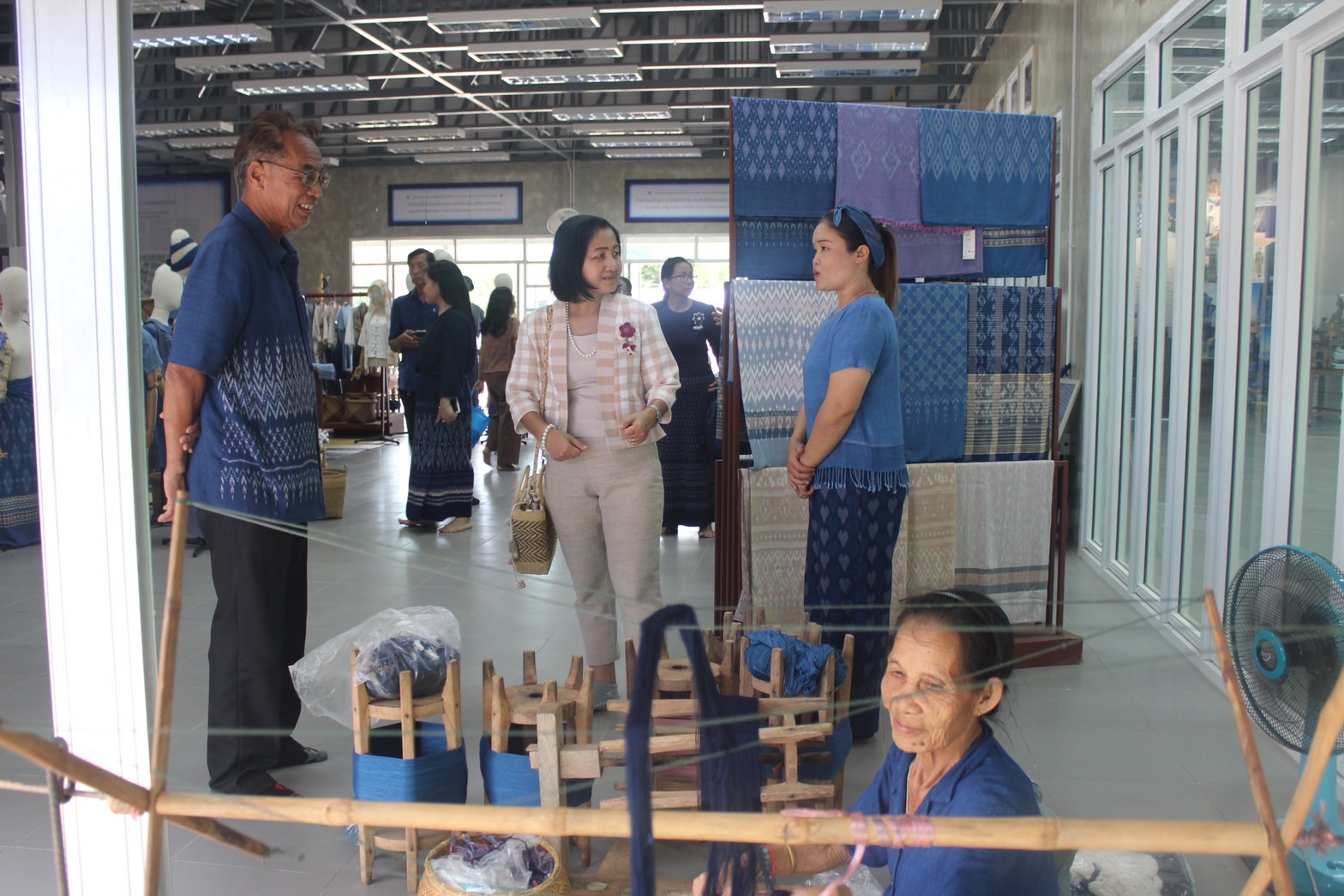 พช.ยโสธร ร่วมศึกษาดูงาน การส่งเสริมการใช้ผ้าไทย “ผ้าไทย ใส่ให้สนุก”ของชมรมแม่บ้านมหาดไทย จังหวัดยโสธร ณ ศูนย์เรียนรู้ผ้าย้อมครามบ้านดอนกอย “วิชชาลัยดอนกอย วิถีแห่งการพัฒนาที่ยั่งยืน” อำเภอพรรณานิคม จังหวัดสกลนคร