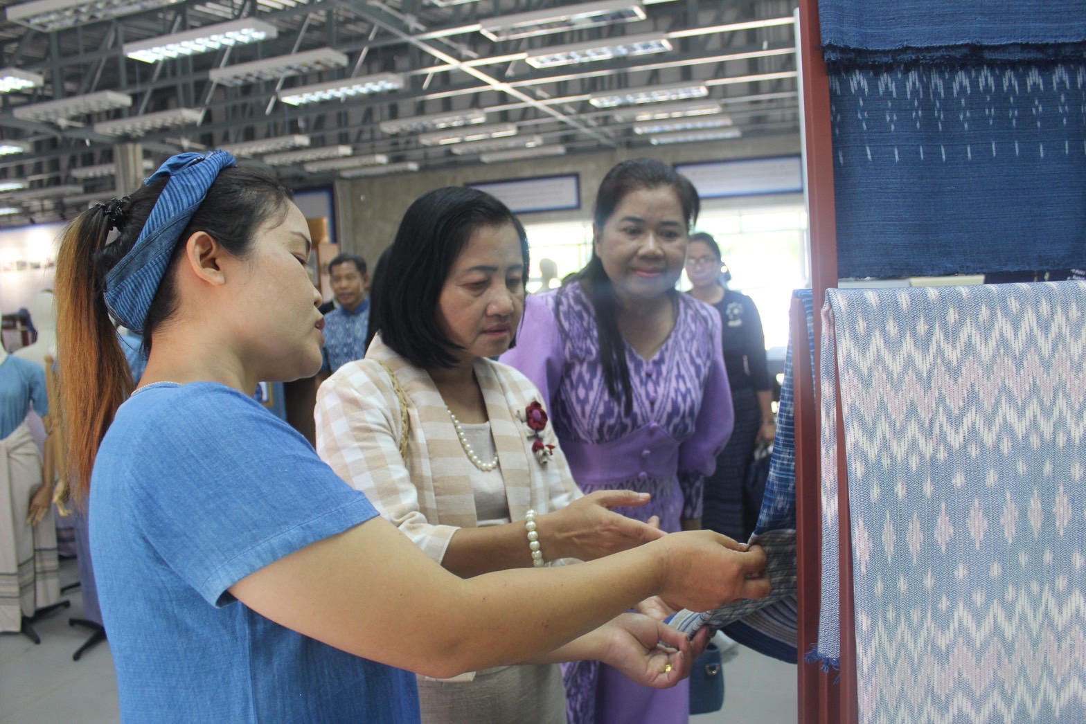 พช.ยโสธร ร่วมศึกษาดูงาน การส่งเสริมการใช้ผ้าไทย “ผ้าไทย ใส่ให้สนุก”ของชมรมแม่บ้านมหาดไทย จังหวัดยโสธร ณ ศูนย์เรียนรู้ผ้าย้อมครามบ้านดอนกอย “วิชชาลัยดอนกอย วิถีแห่งการพัฒนาที่ยั่งยืน” อำเภอพรรณานิคม จังหวัดสกลนคร