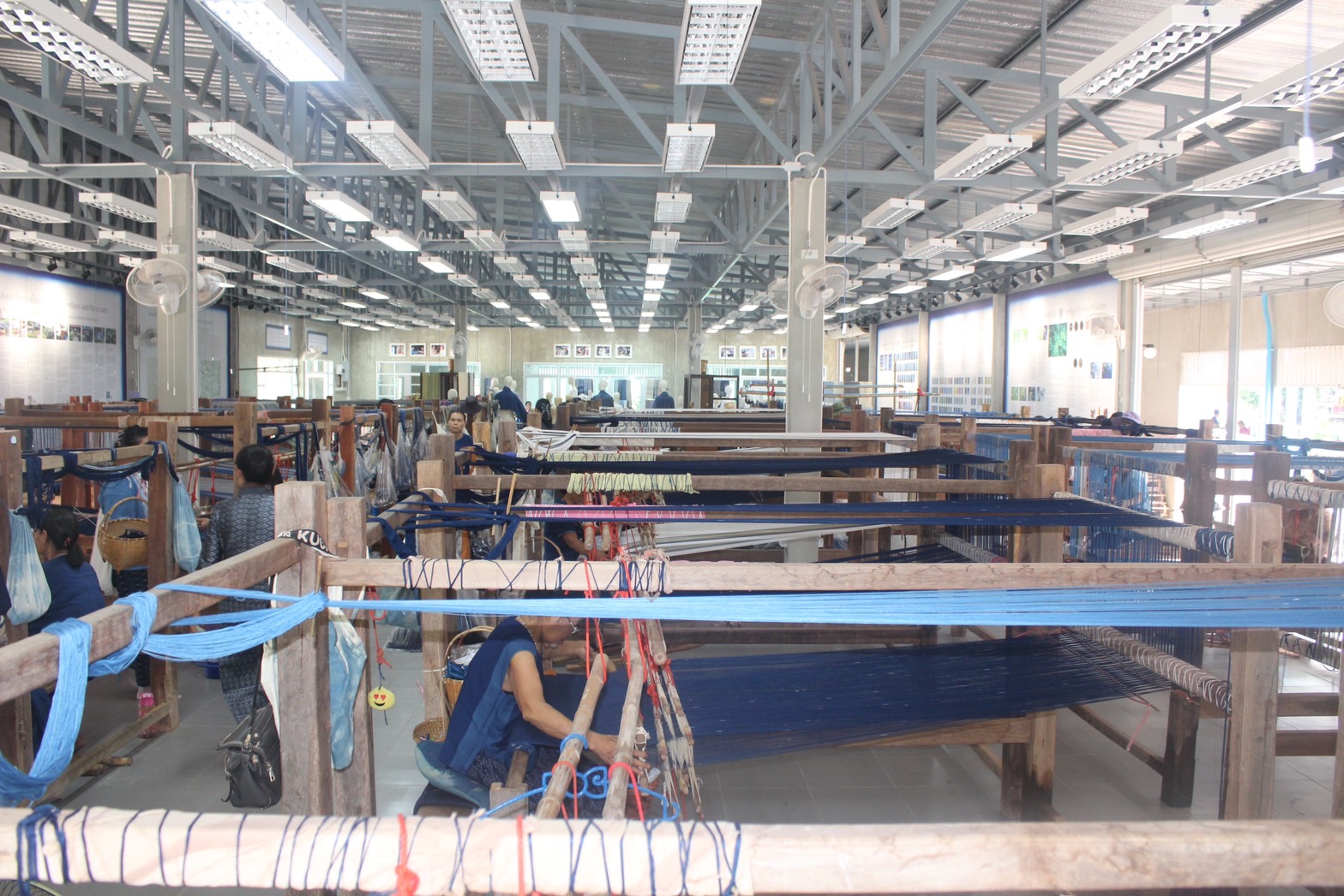 พช.ยโสธร ร่วมศึกษาดูงาน การส่งเสริมการใช้ผ้าไทย “ผ้าไทย ใส่ให้สนุก”ของชมรมแม่บ้านมหาดไทย จังหวัดยโสธร ณ ศูนย์เรียนรู้ผ้าย้อมครามบ้านดอนกอย “วิชชาลัยดอนกอย วิถีแห่งการพัฒนาที่ยั่งยืน” อำเภอพรรณานิคม จังหวัดสกลนคร