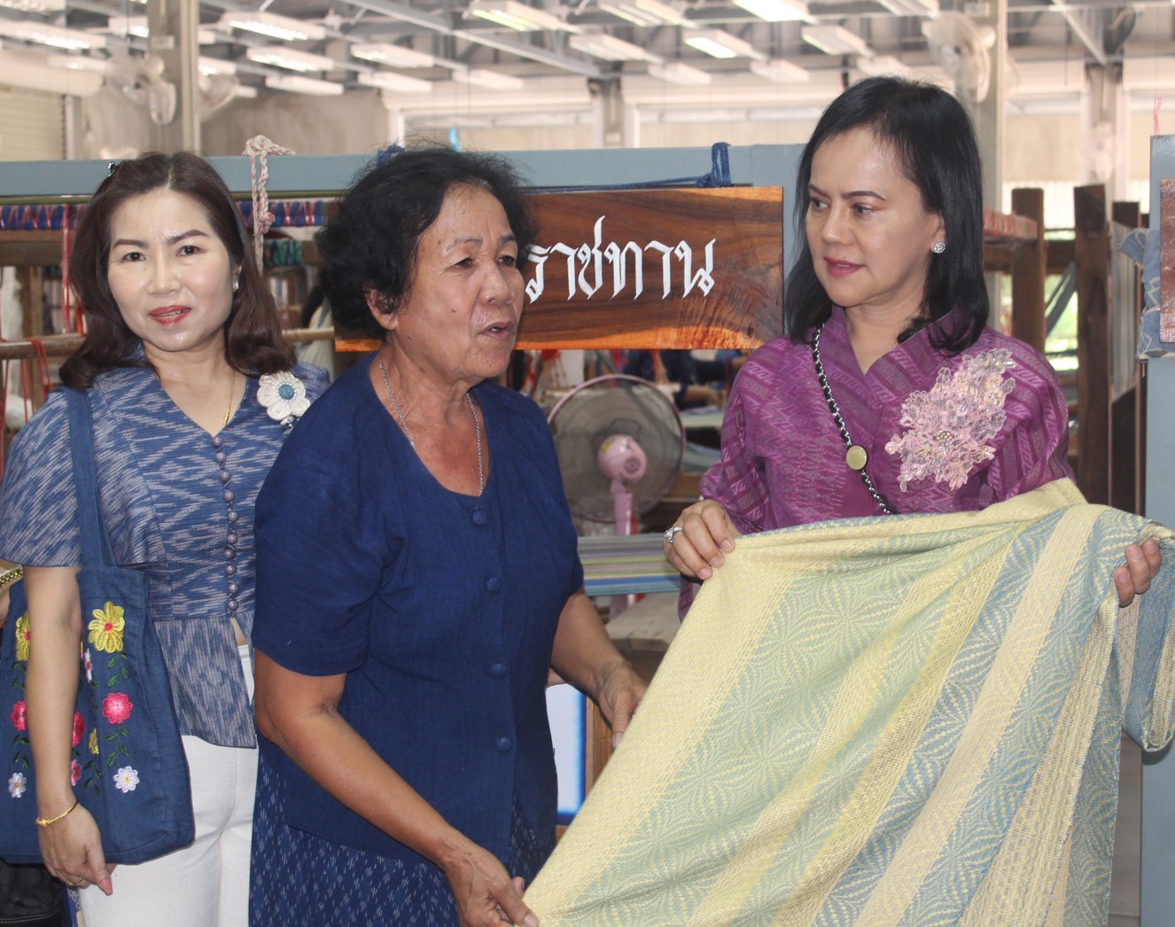 พช.ยโสธร ร่วมศึกษาดูงาน การส่งเสริมการใช้ผ้าไทย “ผ้าไทย ใส่ให้สนุก”ของชมรมแม่บ้านมหาดไทย จังหวัดยโสธร ณ ศูนย์เรียนรู้ผ้าย้อมครามบ้านดอนกอย “วิชชาลัยดอนกอย วิถีแห่งการพัฒนาที่ยั่งยืน” อำเภอพรรณานิคม จังหวัดสกลนคร