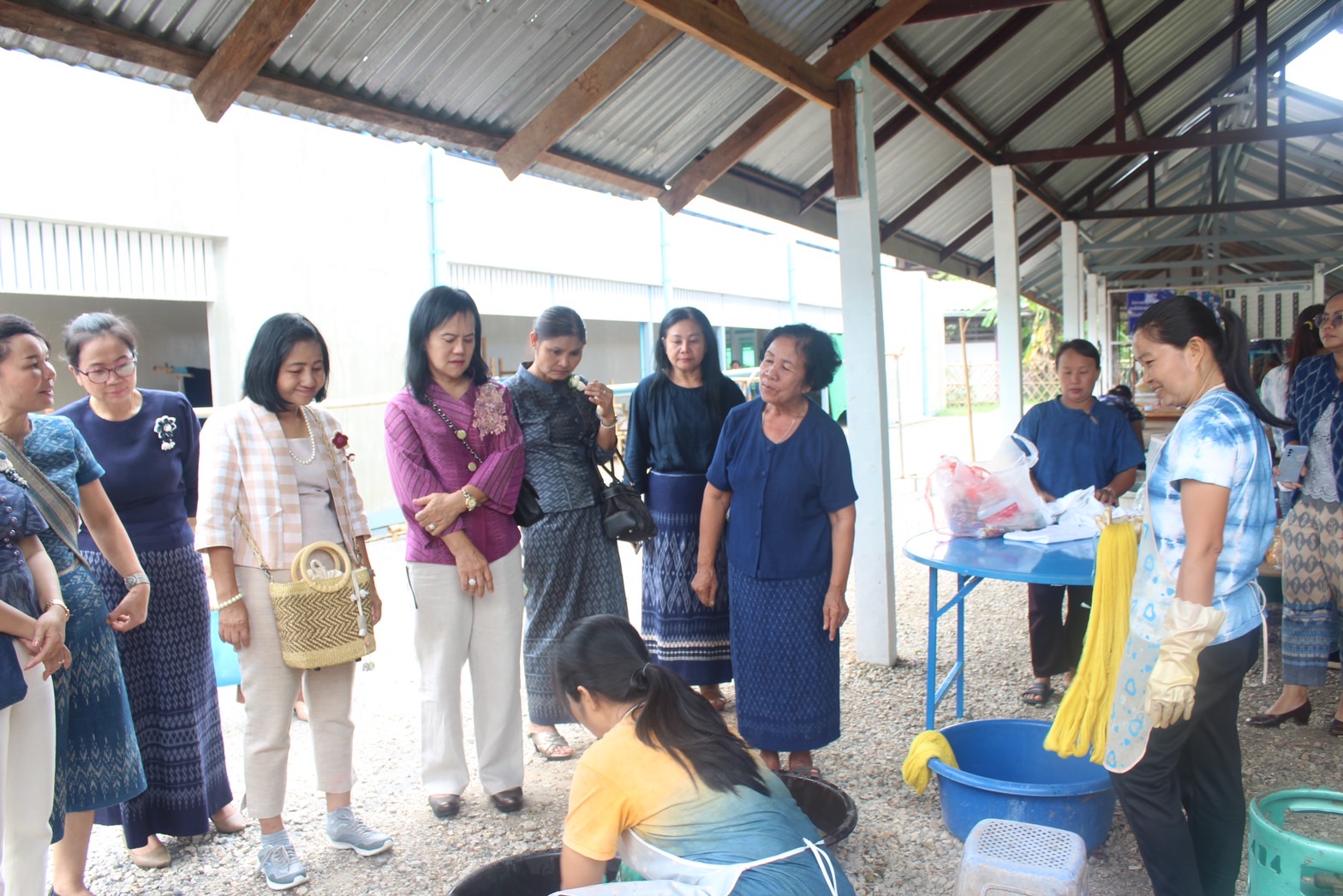 พช.ยโสธร ร่วมศึกษาดูงาน การส่งเสริมการใช้ผ้าไทย “ผ้าไทย ใส่ให้สนุก”ของชมรมแม่บ้านมหาดไทย จังหวัดยโสธร ณ ศูนย์เรียนรู้ผ้าย้อมครามบ้านดอนกอย “วิชชาลัยดอนกอย วิถีแห่งการพัฒนาที่ยั่งยืน” อำเภอพรรณานิคม จังหวัดสกลนคร