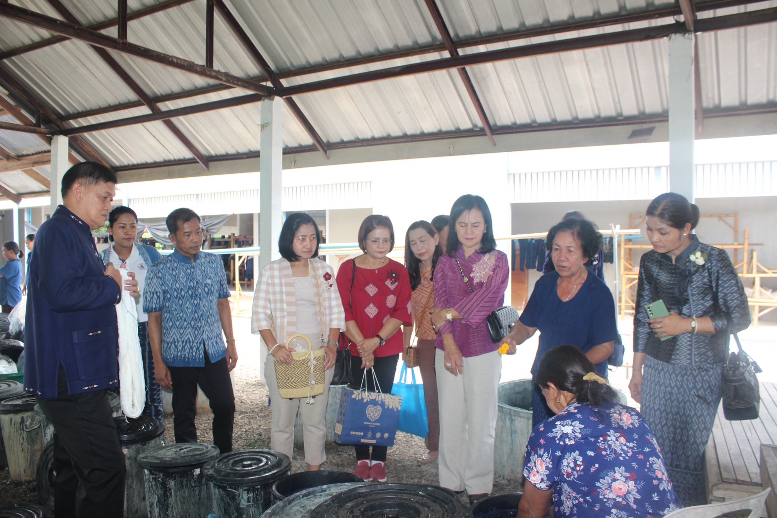 พช.ยโสธร ร่วมศึกษาดูงาน การส่งเสริมการใช้ผ้าไทย “ผ้าไทย ใส่ให้สนุก”ของชมรมแม่บ้านมหาดไทย จังหวัดยโสธร ณ ศูนย์เรียนรู้ผ้าย้อมครามบ้านดอนกอย “วิชชาลัยดอนกอย วิถีแห่งการพัฒนาที่ยั่งยืน” อำเภอพรรณานิคม จังหวัดสกลนคร
