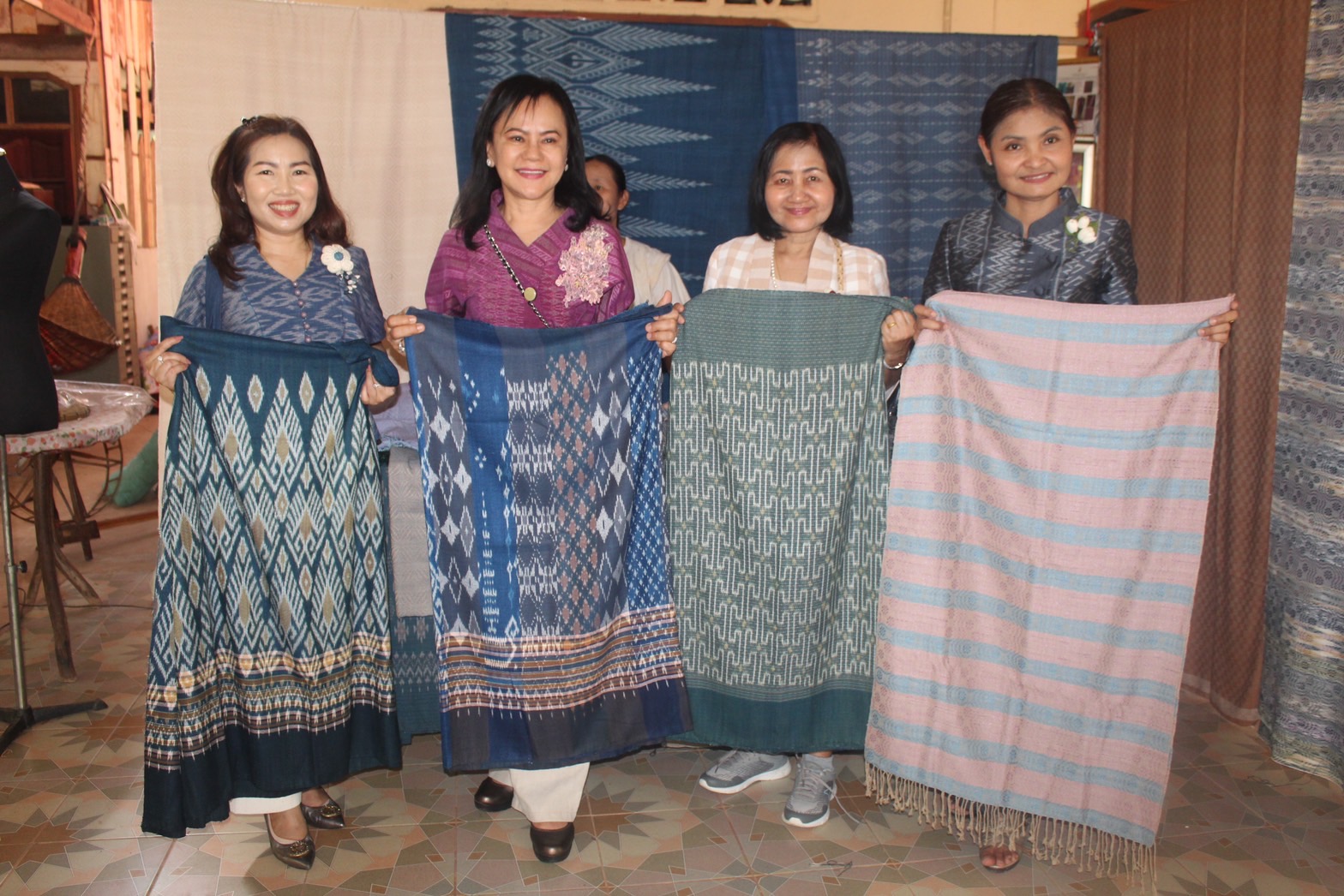 พช.ยโสธร ร่วมศึกษาดูงาน การส่งเสริมการใช้ผ้าไทย “ผ้าไทย ใส่ให้สนุก”ของชมรมแม่บ้านมหาดไทย จังหวัดยโสธร ณ ศูนย์เรียนรู้ผ้าย้อมครามบ้านดอนกอย “วิชชาลัยดอนกอย วิถีแห่งการพัฒนาที่ยั่งยืน” อำเภอพรรณานิคม จังหวัดสกลนคร