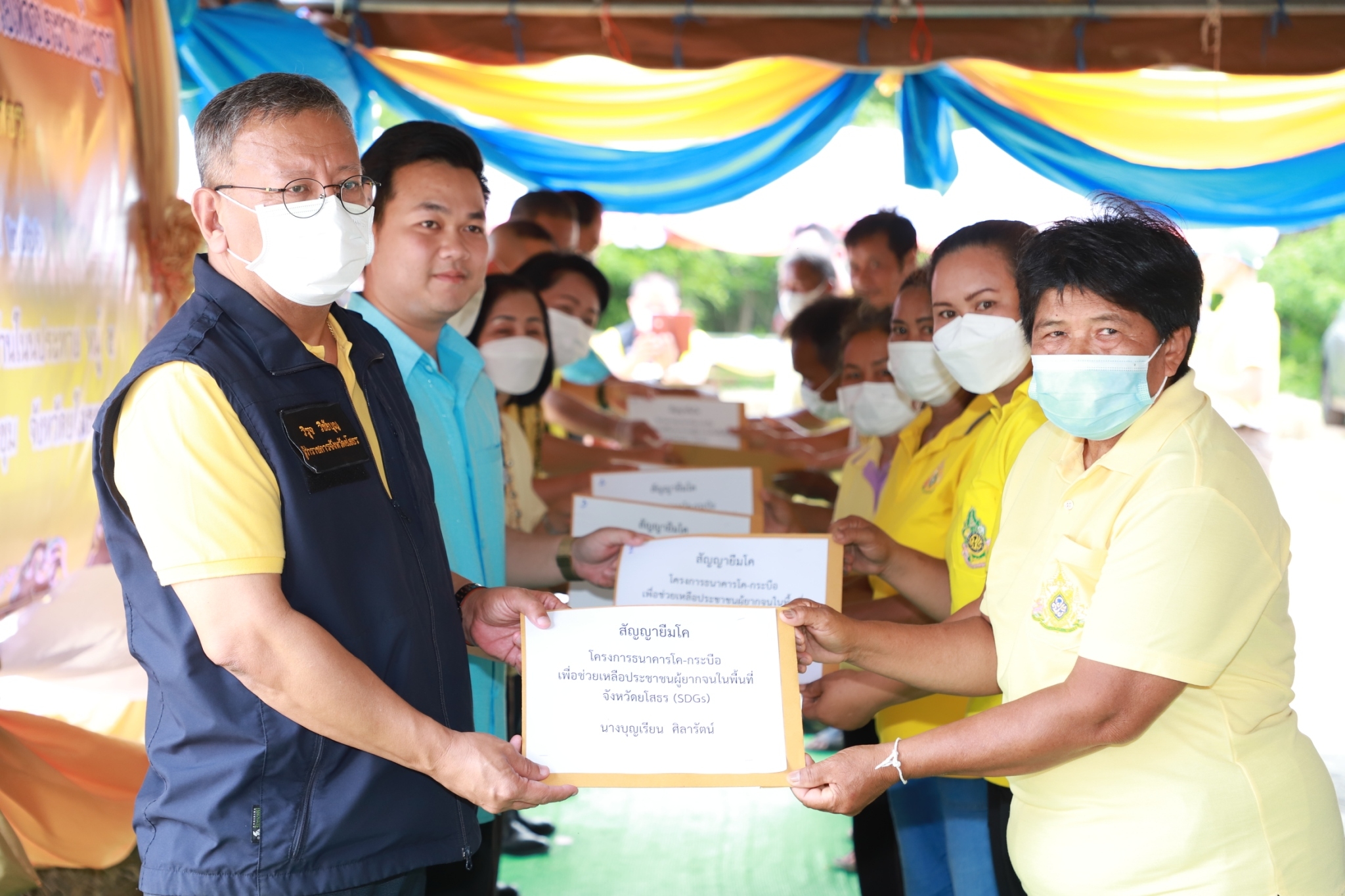 จังหวัดยโสธร มอบโค-กระบือ เพื่อช่วยเหลือประชาชนผู้ยากจนในพื้นที่ จังหวัดยโสธรภายใต้การดำเนินงานศูนย์อำนวยการขจัดความยากจนและพัฒนาคนทุกช่วง วัยอย่างยั่งยืนตามหลักปรัชญาของเศรษฐกิจพอเพียง จังหวัดยโสธร