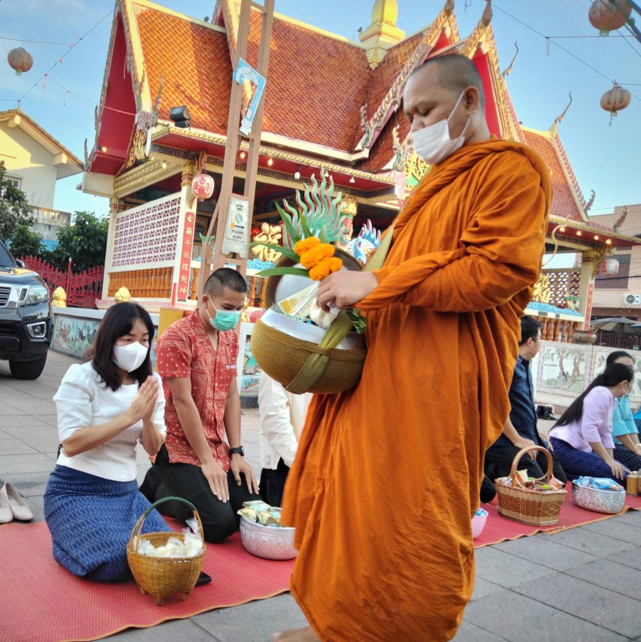 ☘พช.ยโสธรร่วมทำบุญตักบาตรย้อนยุค วิถีถิ่น วิถีไทย ถนนคนเดินยโสธร เมืองเก่าบ้านสิงห์ท่า และร่วมกันสวมใส่ผ้าไทยตามโครงการ “ผ้าไทยใส่ให้สนุก”