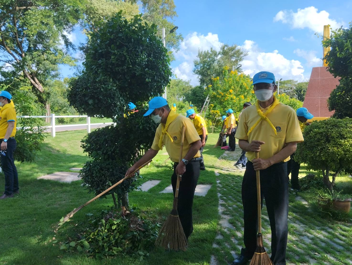 พช.ยโสธร ร่วมกิจกรรมจิตอาสาพัฒนาแหล่งน้ำศักดิ์สิทธิ์ท่าคำทอง อำเภอเมืองยโสธร จังหวัดยโสธร