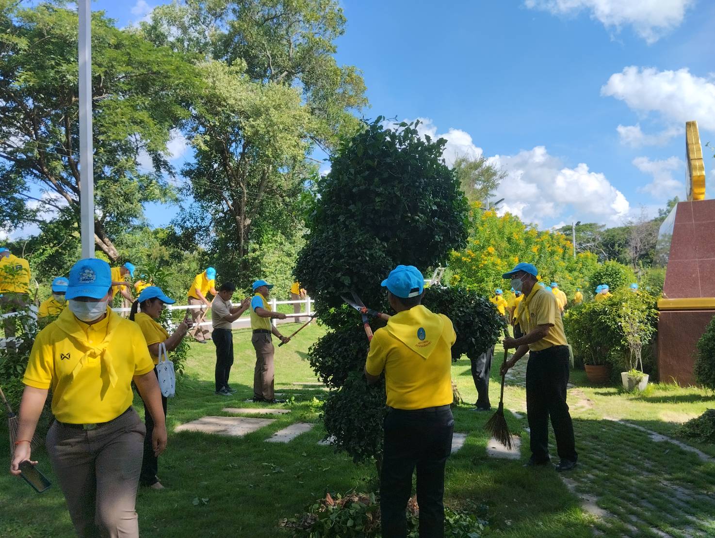 พช.ยโสธร ร่วมกิจกรรมจิตอาสาพัฒนาแหล่งน้ำศักดิ์สิทธิ์ท่าคำทอง อำเภอเมืองยโสธร จังหวัดยโสธร