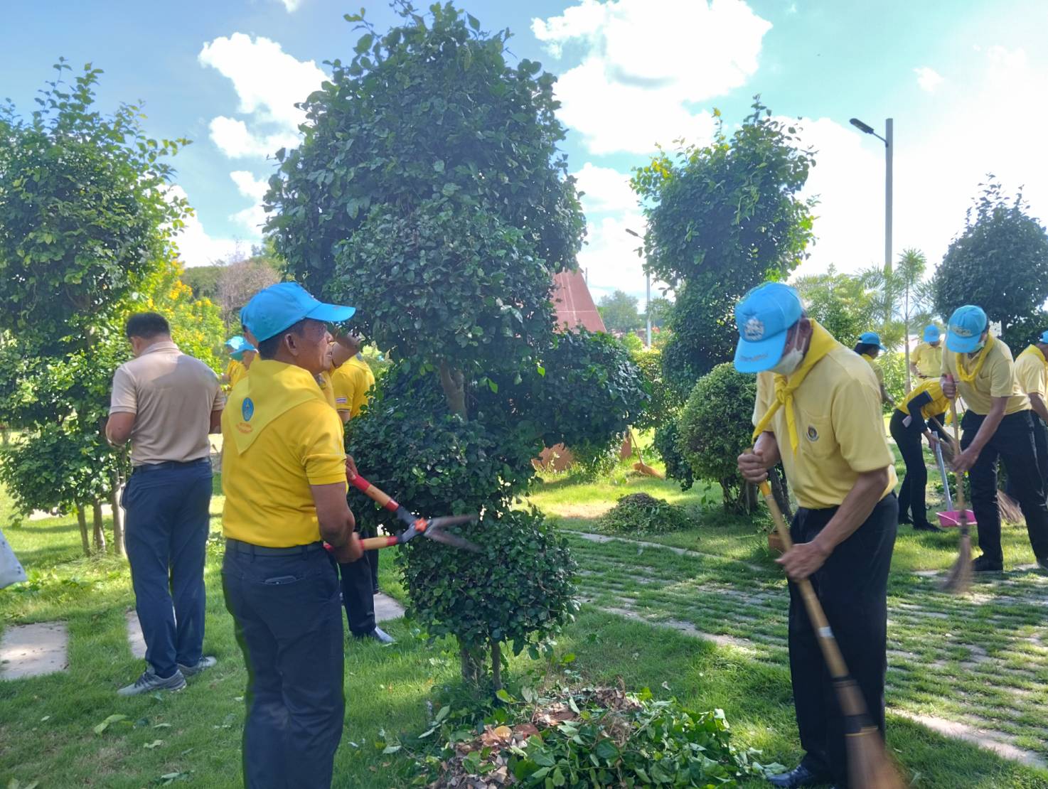 พช.ยโสธร ร่วมกิจกรรมจิตอาสาพัฒนาแหล่งน้ำศักดิ์สิทธิ์ท่าคำทอง อำเภอเมืองยโสธร จังหวัดยโสธร