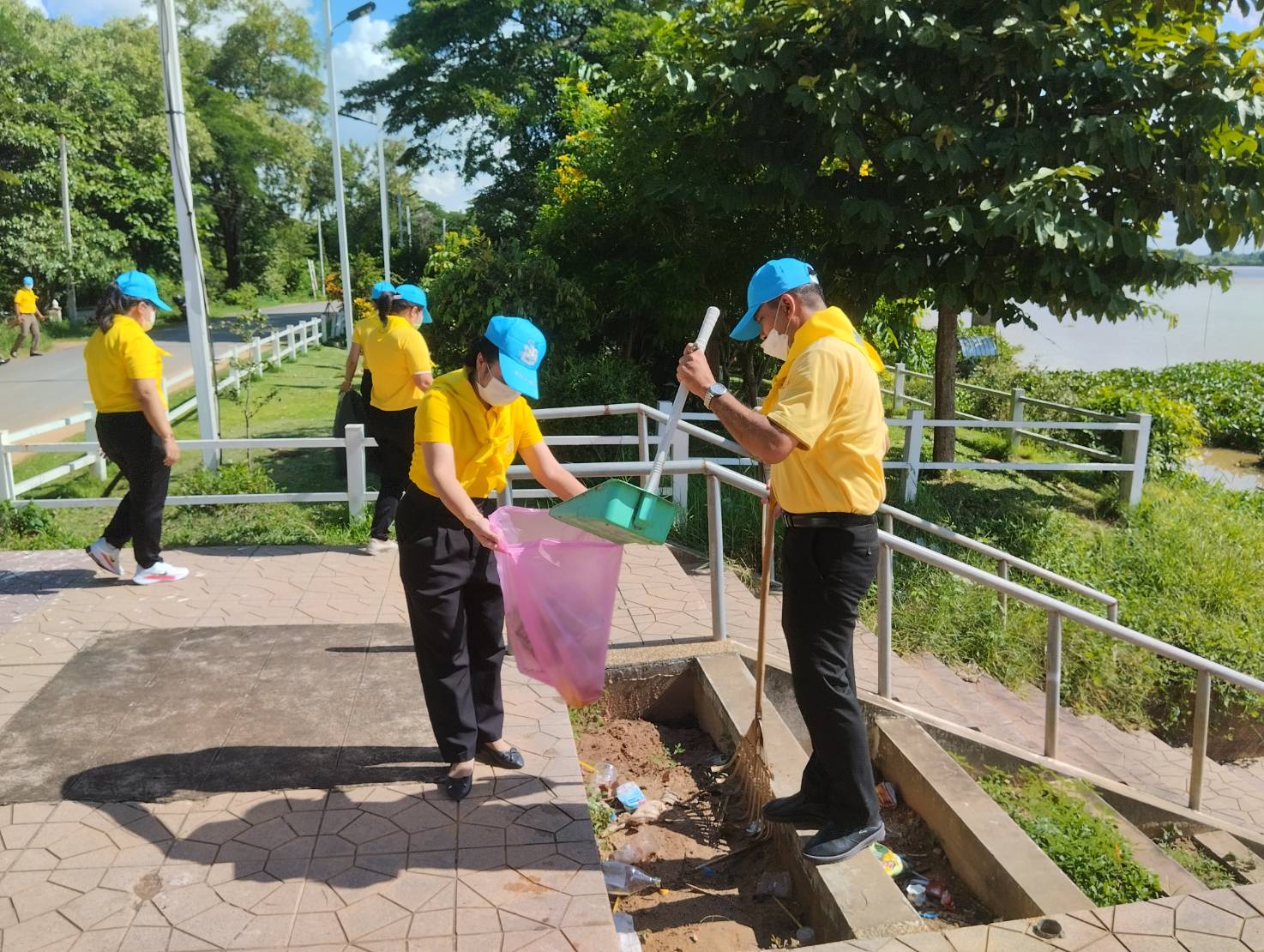 พช.ยโสธร ร่วมกิจกรรมจิตอาสาพัฒนาแหล่งน้ำศักดิ์สิทธิ์ท่าคำทอง อำเภอเมืองยโสธร จังหวัดยโสธร