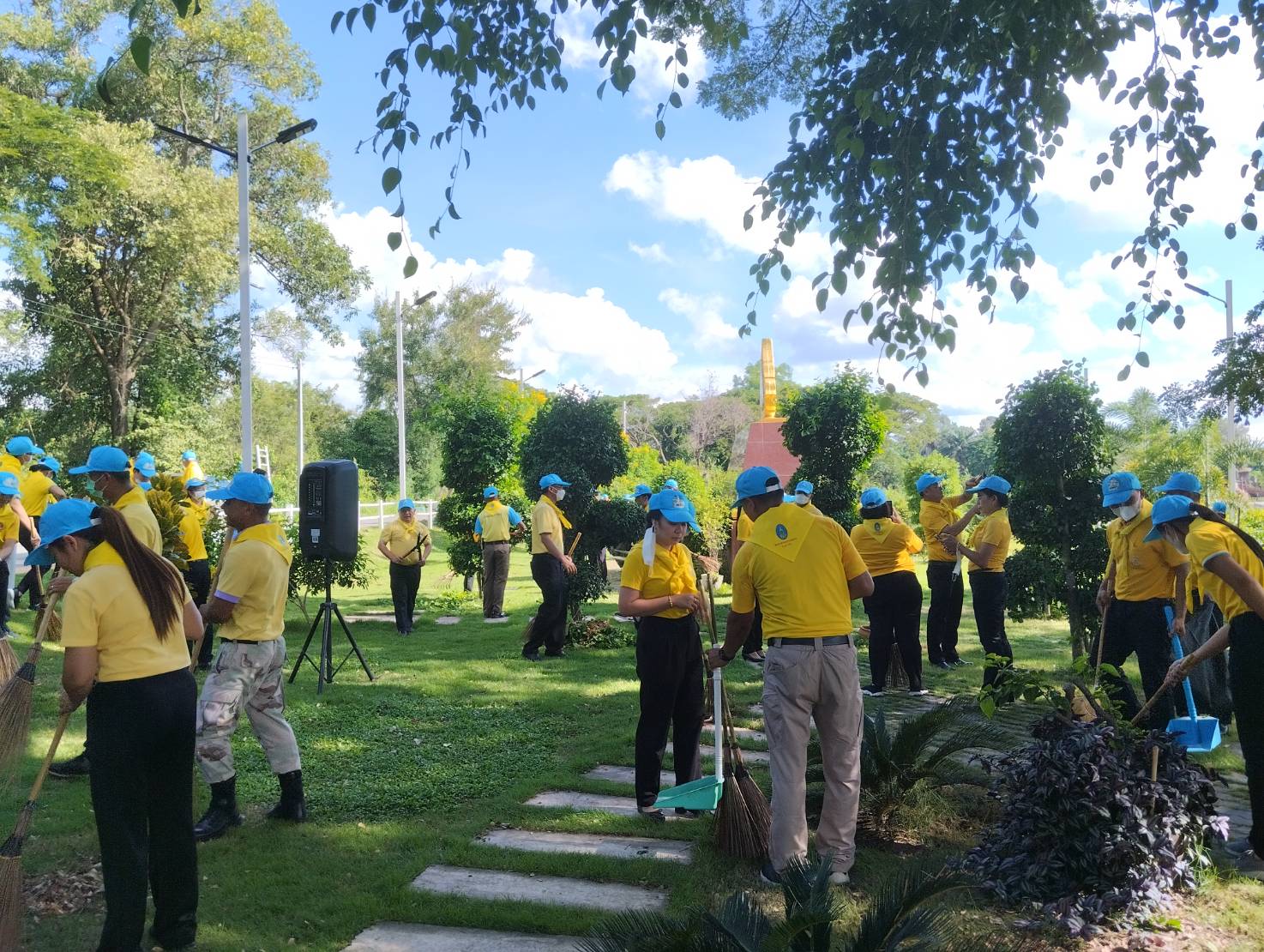 พช.ยโสธร ร่วมกิจกรรมจิตอาสาพัฒนาแหล่งน้ำศักดิ์สิทธิ์ท่าคำทอง อำเภอเมืองยโสธร จังหวัดยโสธร