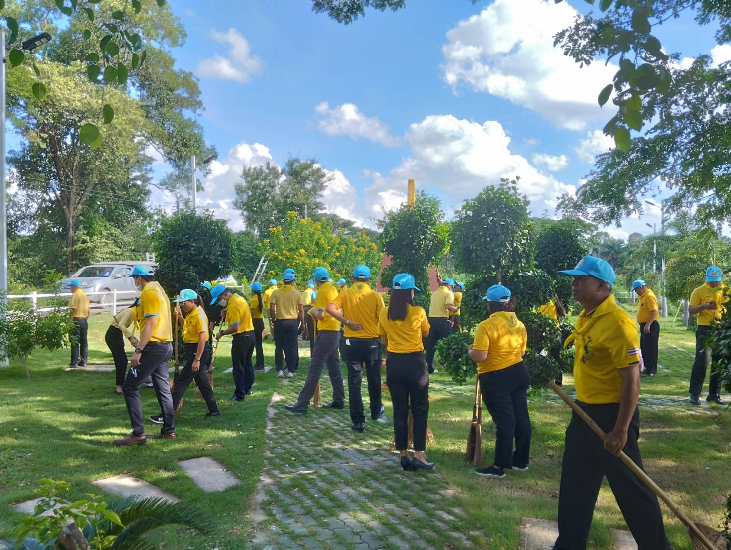 พช.ยโสธร ร่วมกิจกรรมจิตอาสาพัฒนาแหล่งน้ำศักดิ์สิทธิ์ท่าคำทอง อำเภอเมืองยโสธร จังหวัดยโสธร