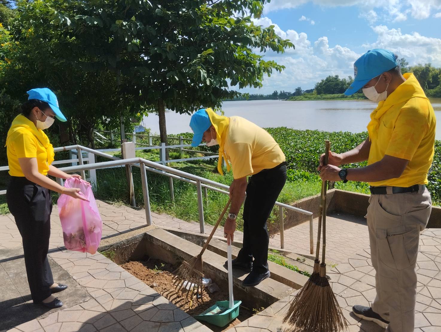 พช.ยโสธร ร่วมกิจกรรมจิตอาสาพัฒนาแหล่งน้ำศักดิ์สิทธิ์ท่าคำทอง อำเภอเมืองยโสธร จังหวัดยโสธร