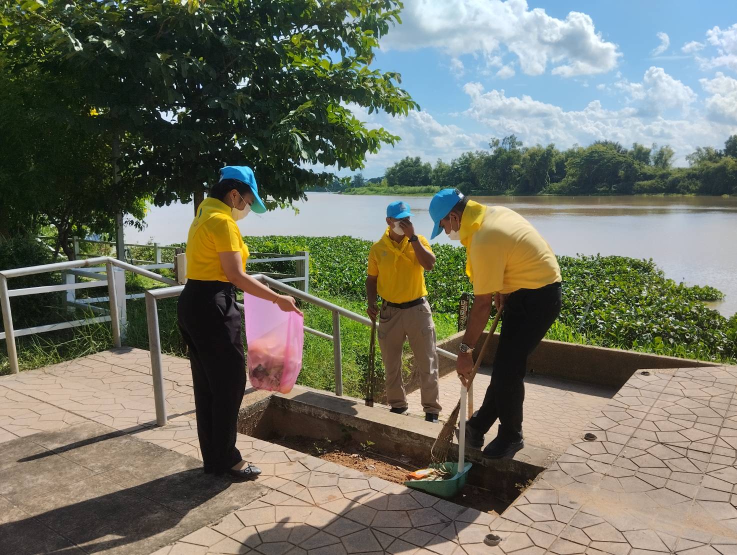 พช.ยโสธร ร่วมกิจกรรมจิตอาสาพัฒนาแหล่งน้ำศักดิ์สิทธิ์ท่าคำทอง อำเภอเมืองยโสธร จังหวัดยโสธร