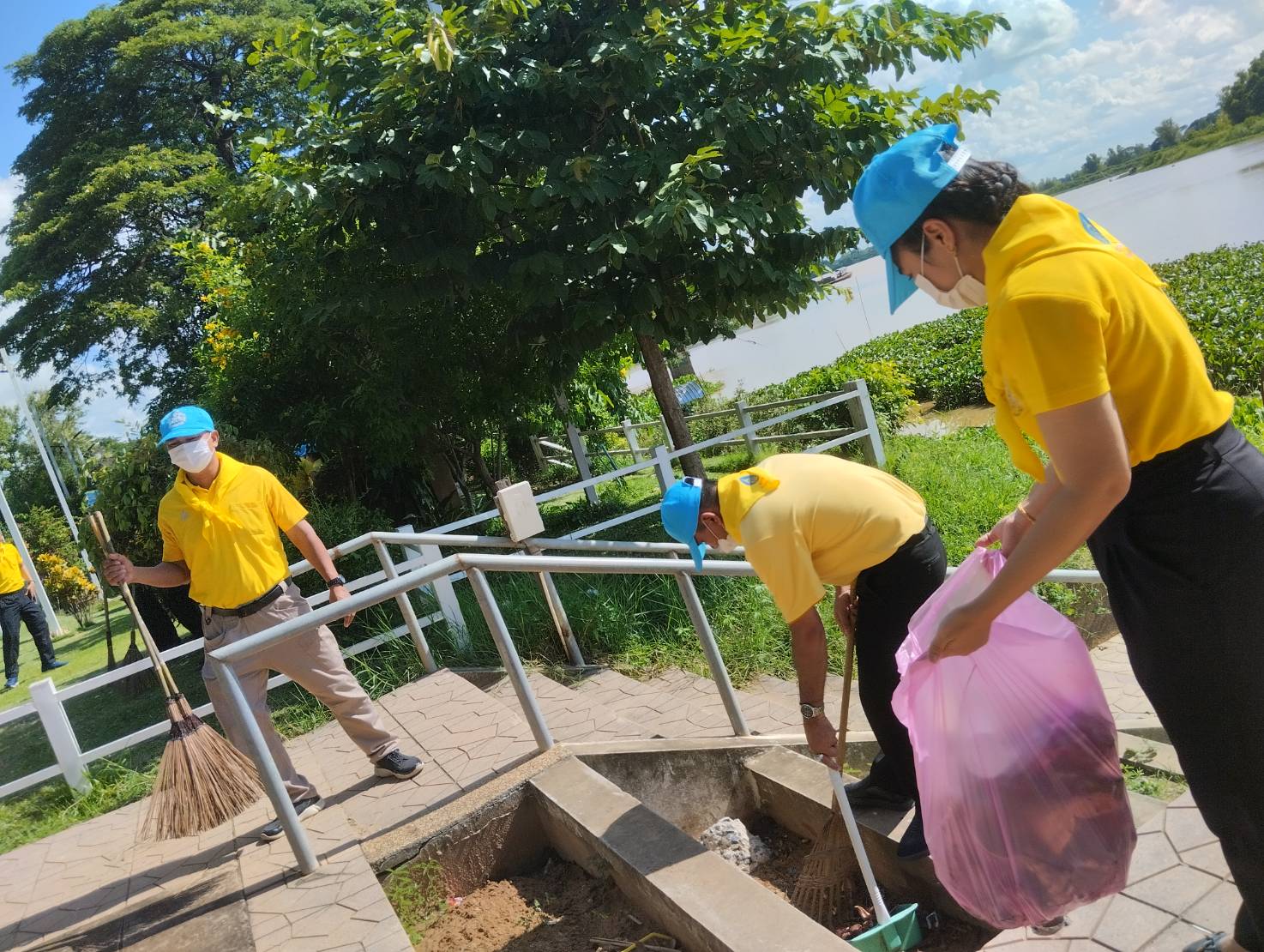 พช.ยโสธร ร่วมกิจกรรมจิตอาสาพัฒนาแหล่งน้ำศักดิ์สิทธิ์ท่าคำทอง อำเภอเมืองยโสธร จังหวัดยโสธร