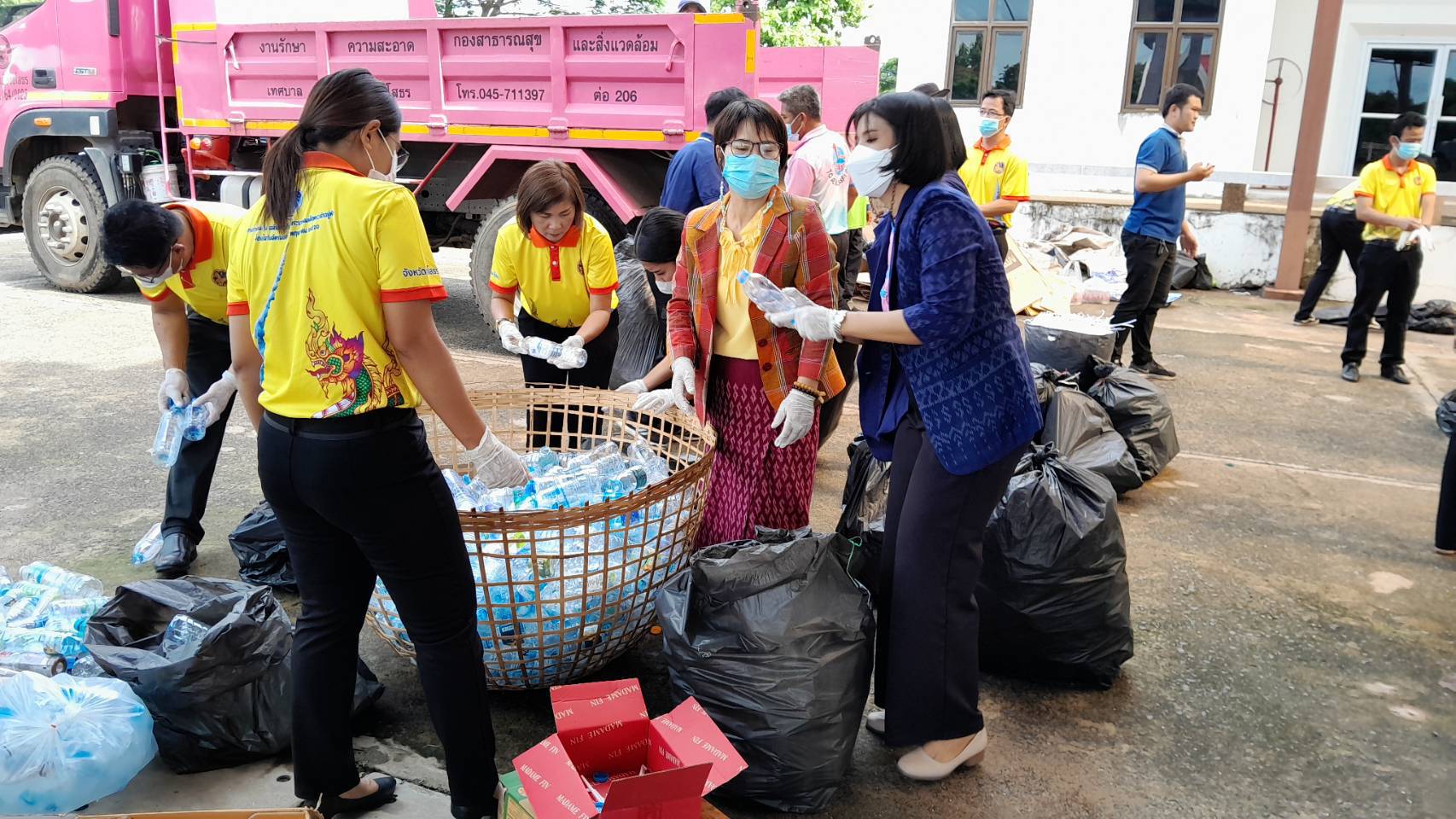 พช.ยโสธร ร่วมขับเคลื่อนจังหวัดสะอาดอย่างยั่งยืน รวมพลัง คัดแยก (ขยะ) แลกบุญ ลดปัญหาขยะ ลดก๊าซเรือนกระจก และยังได้ร่วมทำบุญสาธารณกุศลด้วย