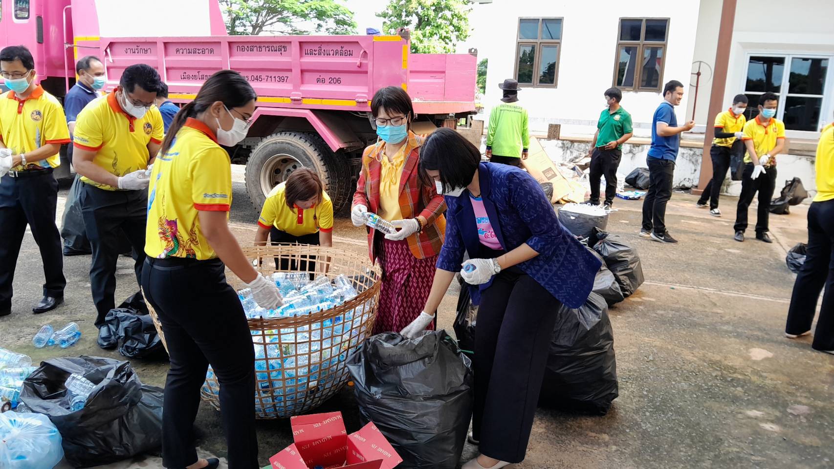พช.ยโสธร ร่วมขับเคลื่อนจังหวัดสะอาดอย่างยั่งยืน รวมพลัง คัดแยก (ขยะ) แลกบุญ ลดปัญหาขยะ ลดก๊าซเรือนกระจก และยังได้ร่วมทำบุญสาธารณกุศลด้วย