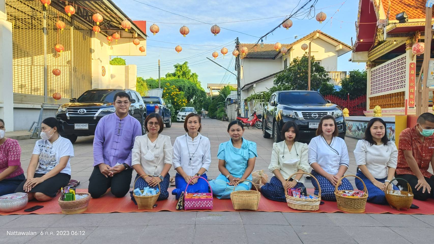☘พช.ยโสธรร่วมทำบุญตักบาตรย้อนยุค วิถีถิ่น วิถีไทย ถนนคนเดินยโสธร เมืองเก่าบ้านสิงห์ท่า และร่วมกันสวมใส่ผ้าไทยตามโครงการ “ผ้าไทยใส่ให้สนุก”