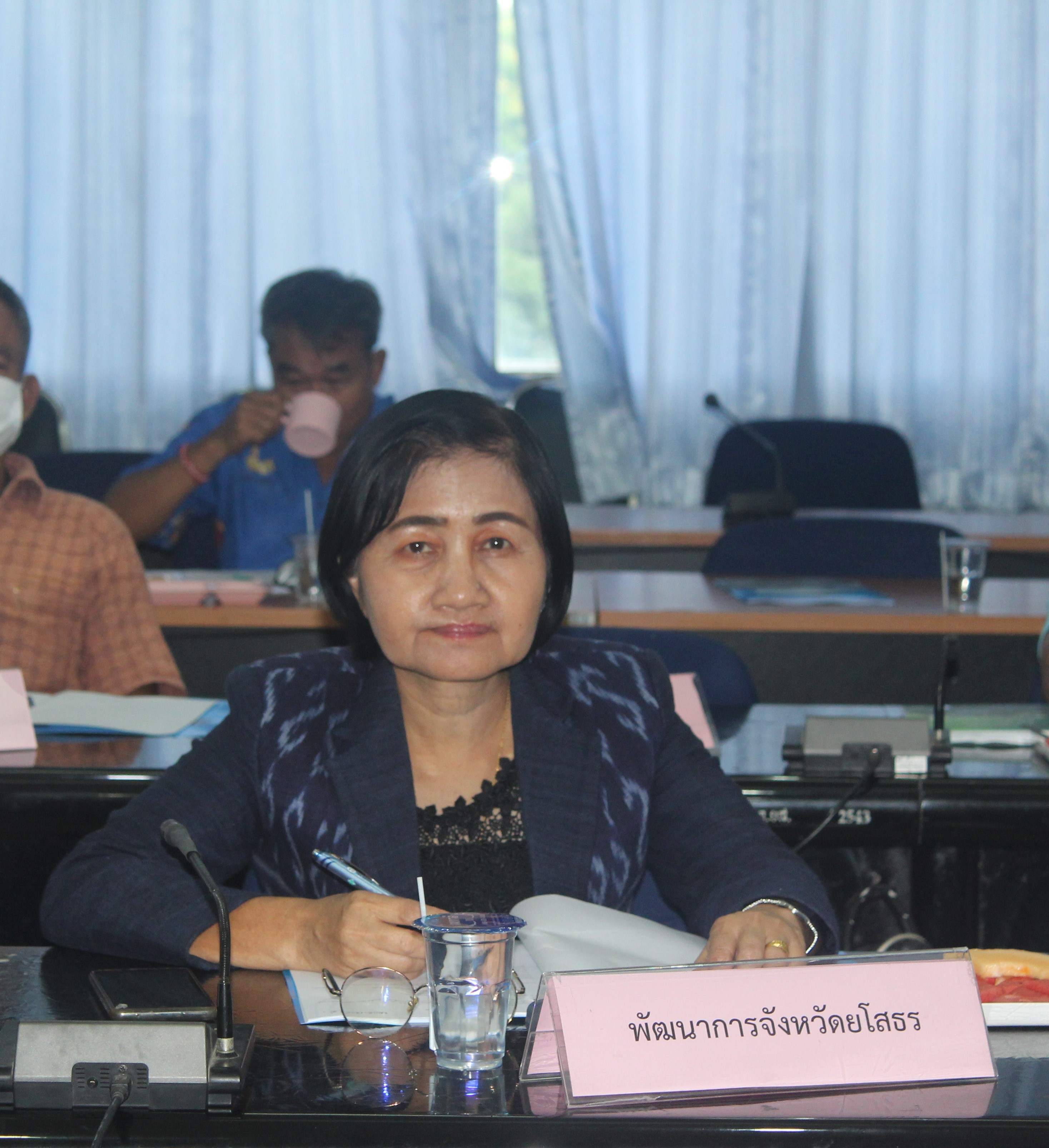 พช.ยโสธร ร่วมประชุมคณะทำงานจัดตั้งสมาคมเครือข่ายเกษตรอินทรีย์ จังหวัดยโสธร                                                                                  วันที่ 12 กรกฎาคม 2566  เวลา 13.30 น.                                               นายวิรุจ วิชัยบุญ ผู้ว่าราชการจังหวัดยโสธร มอบหมาย นายไกร เอี่ยมจุฬา รองผู้ว่าราชการจังหวัดยโสธรเป็นประธานประชุมคณะทำงานจัดตั้งสมาคมเครือข่ายเกษตรอินทรีย์ จังหวัดยโสธร โดยมีหัวหน้าส่วนราชการที่เกี่ยวข้องร่วมประชุม                                                                                   ในการนี้ นางสาวพุทธิมาลย์ เชียรพิมาย พัฒนาการจังหวัดยโสธร เข้าร่วมประชุม ในฐานะคณะทำงาน ฯ  ทั้งนี้ เพื่อสนับสนุน ส่งเสริมการดำเนินงานพัฒนาเกษตรอินทรีย์ให้เป็นไปตามแผนการพัฒนาเกษตรอินทรีย์แบบบูรณาการของจังหวัดและเชื่อมโยงกันทุกภาคส่วน เพื่อให้ผลิตภัณฑ์เกษตรอินทรีย์ของจังหวัดยโสธร มีความยั่งยืน                    ณ ห้องประชุมยศสุนทร ชั้น 3 ศาลากลางจังหวัดยโสธร (หลังใหม่)                          #MOI #changeforgood #SDGTH #CDD #กรมการพัฒนาชุมชน #พัฒนาชุมชนยโสธร