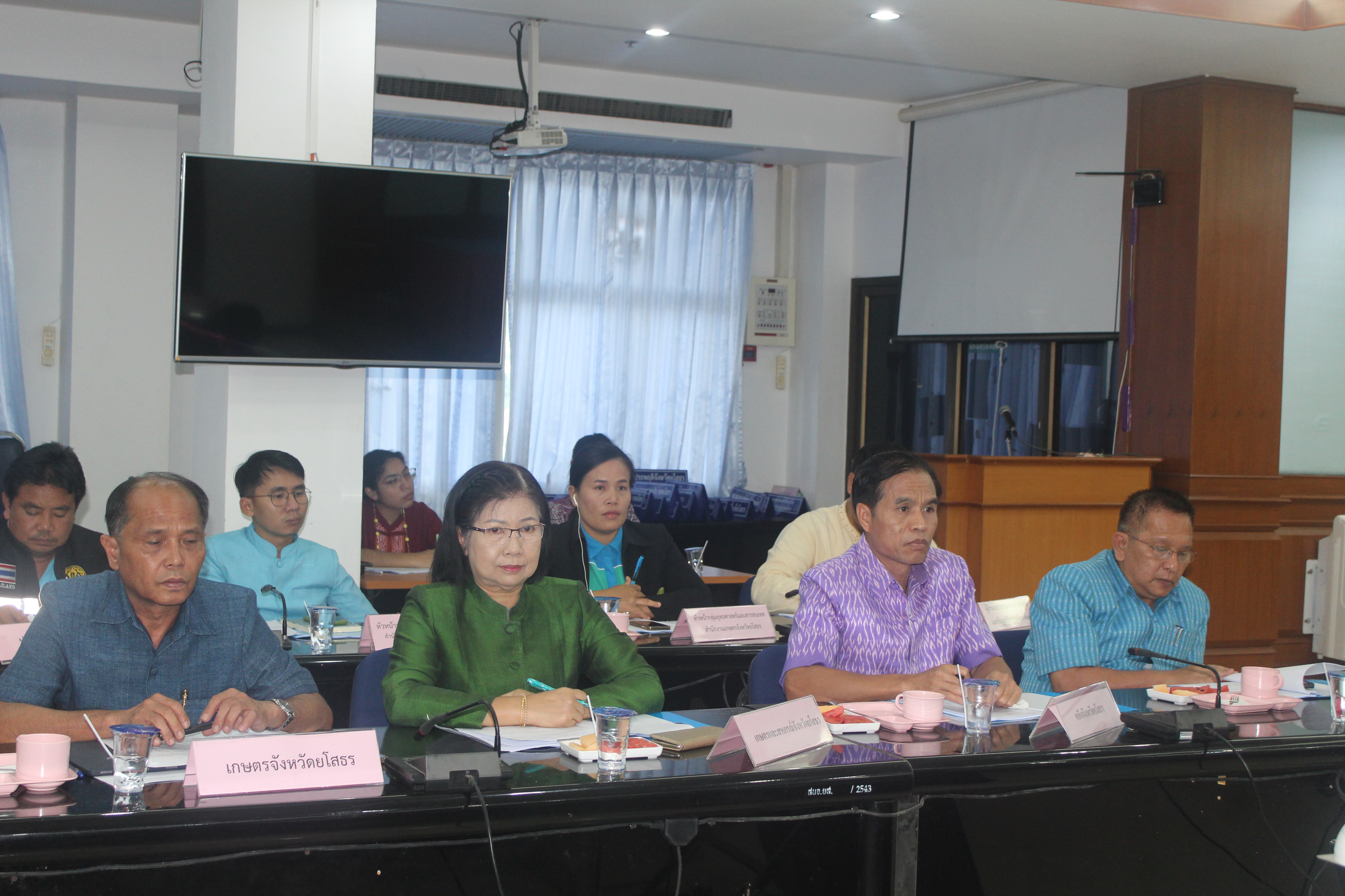 พช.ยโสธร ร่วมประชุมคณะทำงานจัดตั้งสมาคมเครือข่ายเกษตรอินทรีย์ จังหวัดยโสธร                                                                                  วันที่ 12 กรกฎาคม 2566  เวลา 13.30 น.                                               นายวิรุจ วิชัยบุญ ผู้ว่าราชการจังหวัดยโสธร มอบหมาย นายไกร เอี่ยมจุฬา รองผู้ว่าราชการจังหวัดยโสธรเป็นประธานประชุมคณะทำงานจัดตั้งสมาคมเครือข่ายเกษตรอินทรีย์ จังหวัดยโสธร โดยมีหัวหน้าส่วนราชการที่เกี่ยวข้องร่วมประชุม                                                                                   ในการนี้ นางสาวพุทธิมาลย์ เชียรพิมาย พัฒนาการจังหวัดยโสธร เข้าร่วมประชุม ในฐานะคณะทำงาน ฯ  ทั้งนี้ เพื่อสนับสนุน ส่งเสริมการดำเนินงานพัฒนาเกษตรอินทรีย์ให้เป็นไปตามแผนการพัฒนาเกษตรอินทรีย์แบบบูรณาการของจังหวัดและเชื่อมโยงกันทุกภาคส่วน เพื่อให้ผลิตภัณฑ์เกษตรอินทรีย์ของจังหวัดยโสธร มีความยั่งยืน                    ณ ห้องประชุมยศสุนทร ชั้น 3 ศาลากลางจังหวัดยโสธร (หลังใหม่)                          #MOI #changeforgood #SDGTH #CDD #กรมการพัฒนาชุมชน #พัฒนาชุมชนยโสธร