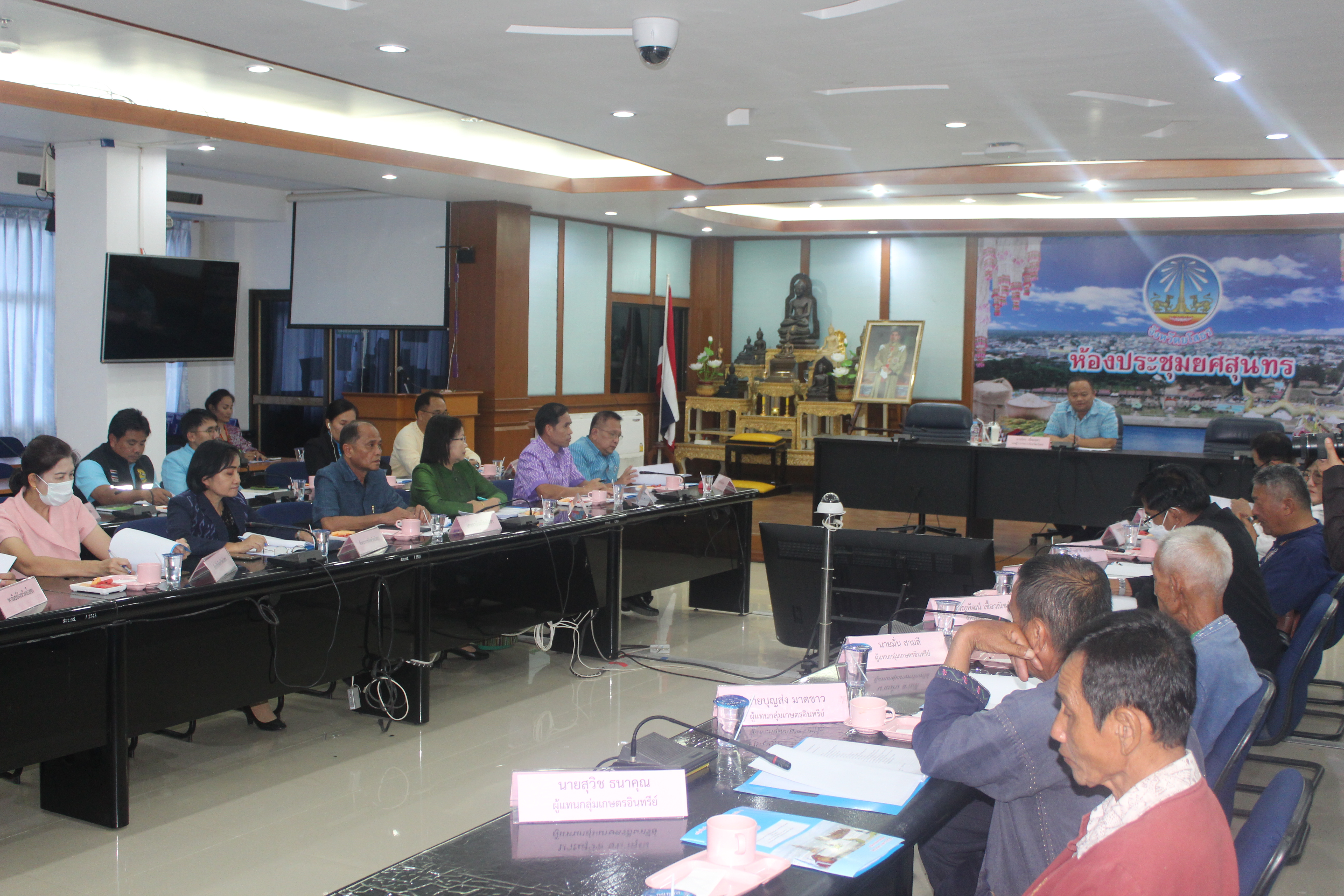 พช.ยโสธร ร่วมประชุมคณะทำงานจัดตั้งสมาคมเครือข่ายเกษตรอินทรีย์ จังหวัดยโสธร                                                                                  วันที่ 12 กรกฎาคม 2566  เวลา 13.30 น.                                               นายวิรุจ วิชัยบุญ ผู้ว่าราชการจังหวัดยโสธร มอบหมาย นายไกร เอี่ยมจุฬา รองผู้ว่าราชการจังหวัดยโสธรเป็นประธานประชุมคณะทำงานจัดตั้งสมาคมเครือข่ายเกษตรอินทรีย์ จังหวัดยโสธร โดยมีหัวหน้าส่วนราชการที่เกี่ยวข้องร่วมประชุม                                                                                   ในการนี้ นางสาวพุทธิมาลย์ เชียรพิมาย พัฒนาการจังหวัดยโสธร เข้าร่วมประชุม ในฐานะคณะทำงาน ฯ  ทั้งนี้ เพื่อสนับสนุน ส่งเสริมการดำเนินงานพัฒนาเกษตรอินทรีย์ให้เป็นไปตามแผนการพัฒนาเกษตรอินทรีย์แบบบูรณาการของจังหวัดและเชื่อมโยงกันทุกภาคส่วน เพื่อให้ผลิตภัณฑ์เกษตรอินทรีย์ของจังหวัดยโสธร มีความยั่งยืน                    ณ ห้องประชุมยศสุนทร ชั้น 3 ศาลากลางจังหวัดยโสธร (หลังใหม่)                          #MOI #changeforgood #SDGTH #CDD #กรมการพัฒนาชุมชน #พัฒนาชุมชนยโสธร