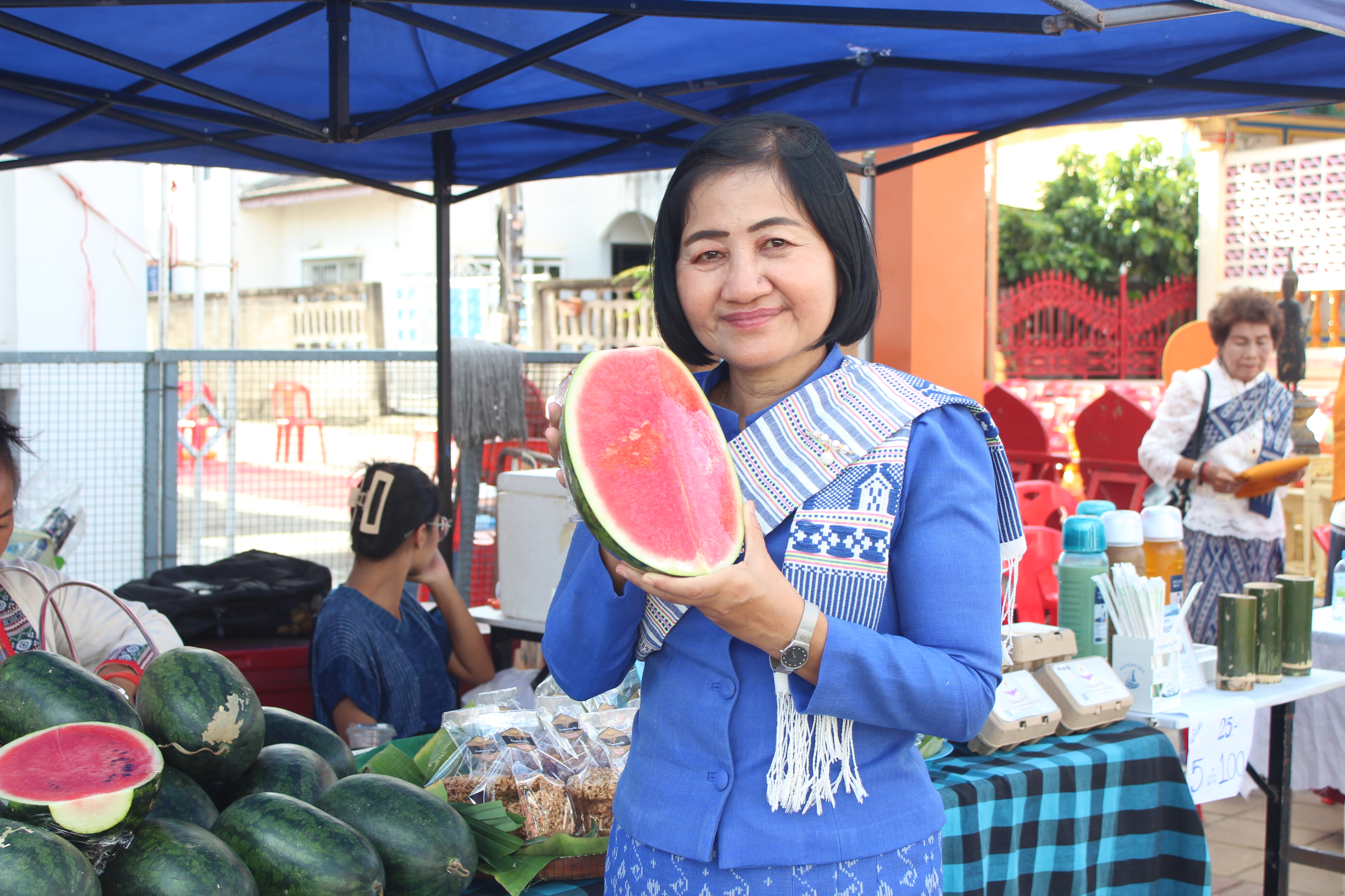 พช.ยโสธร ร่วมนุ่งผ้าพื้นเมืองยโสธรสืบสานงานประเพณีแห่ถวายผ้าอาบน้ำฝนพระสงฆ์ 9 วัด