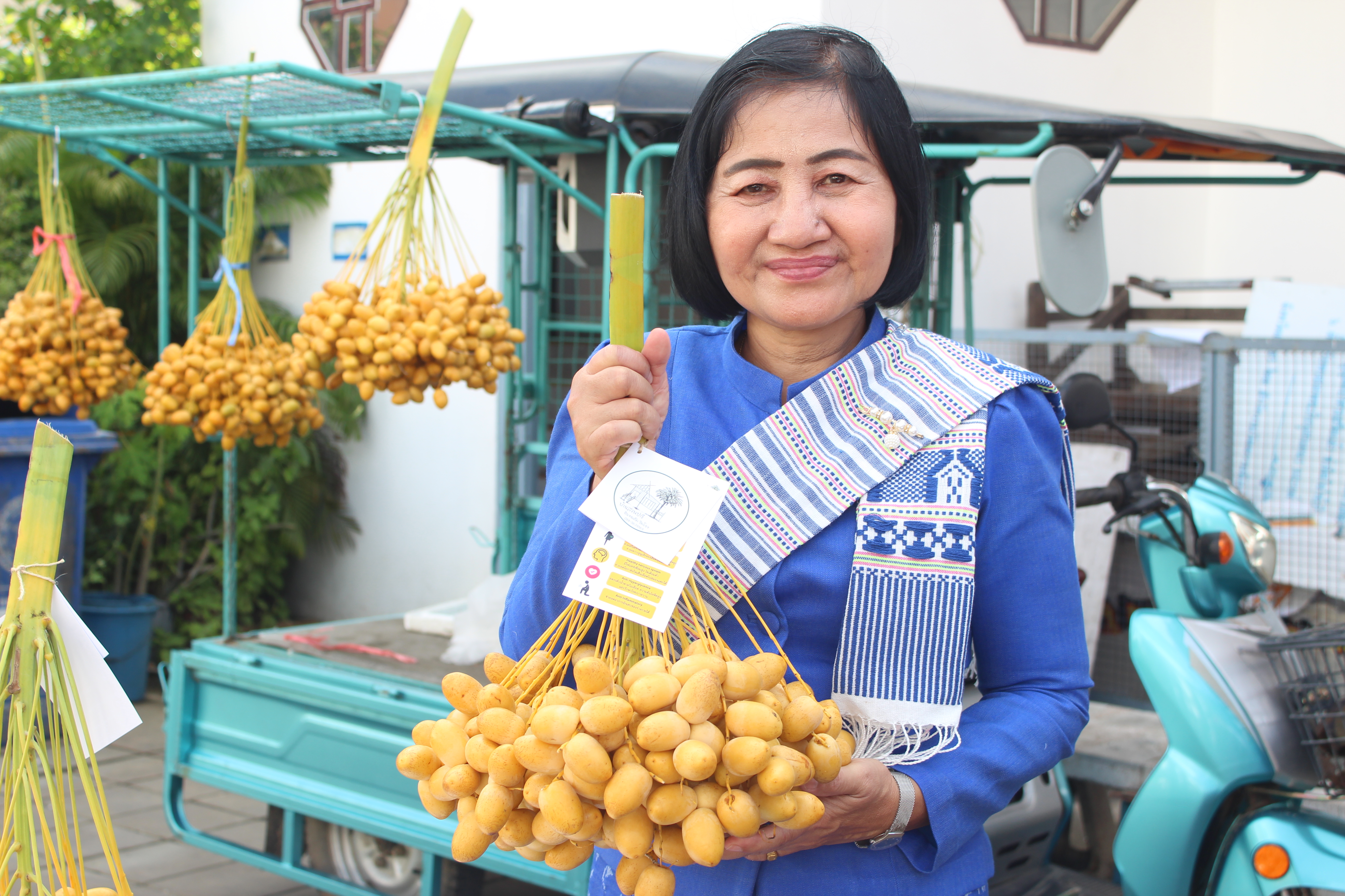 พช.ยโสธร ร่วมนุ่งผ้าพื้นเมืองยโสธรสืบสานงานประเพณีแห่ถวายผ้าอาบน้ำฝนพระสงฆ์ 9 วัด