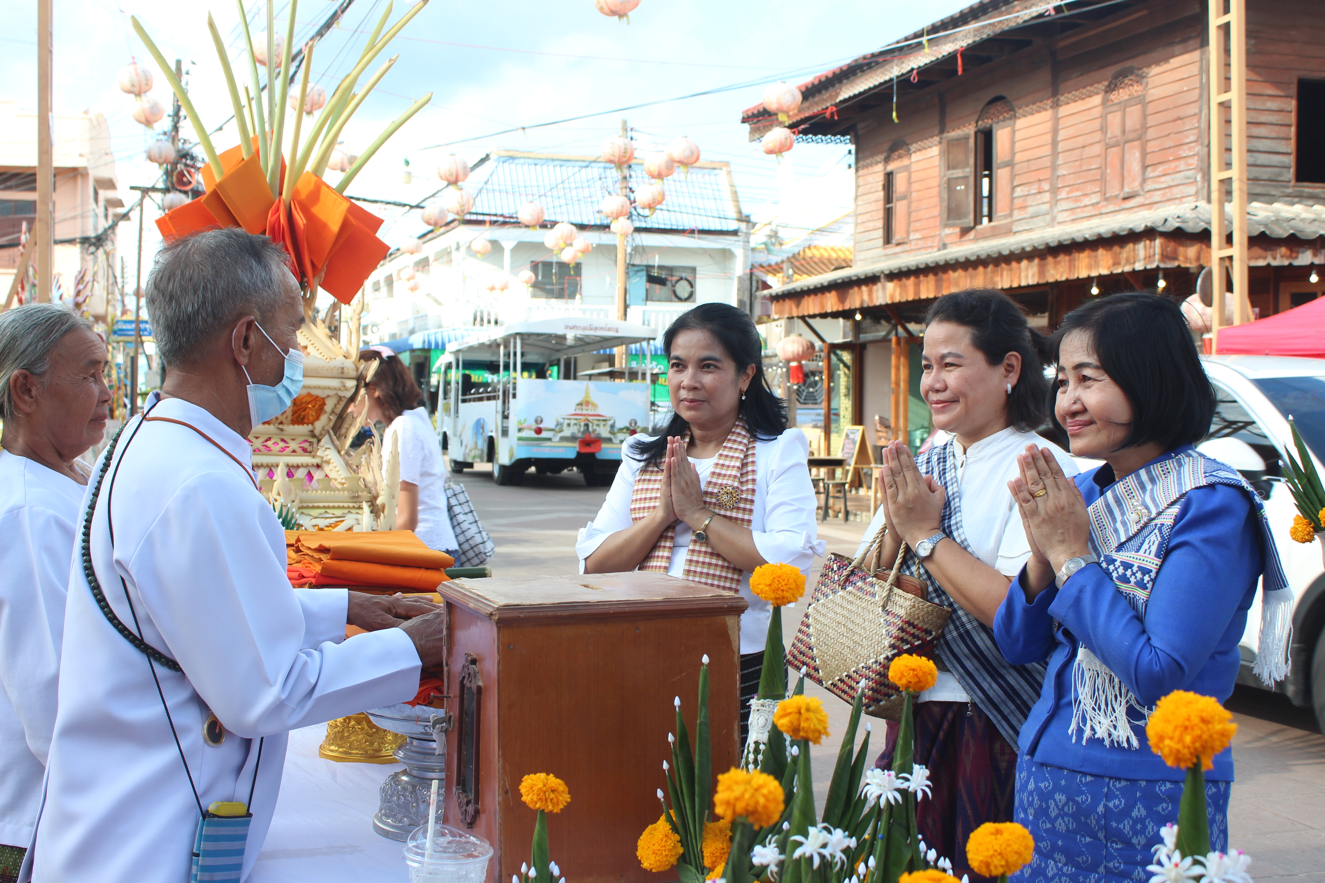 พช.ยโสธร ร่วมนุ่งผ้าพื้นเมืองยโสธรสืบสานงานประเพณีแห่ถวายผ้าอาบน้ำฝนพระสงฆ์ 9 วัด