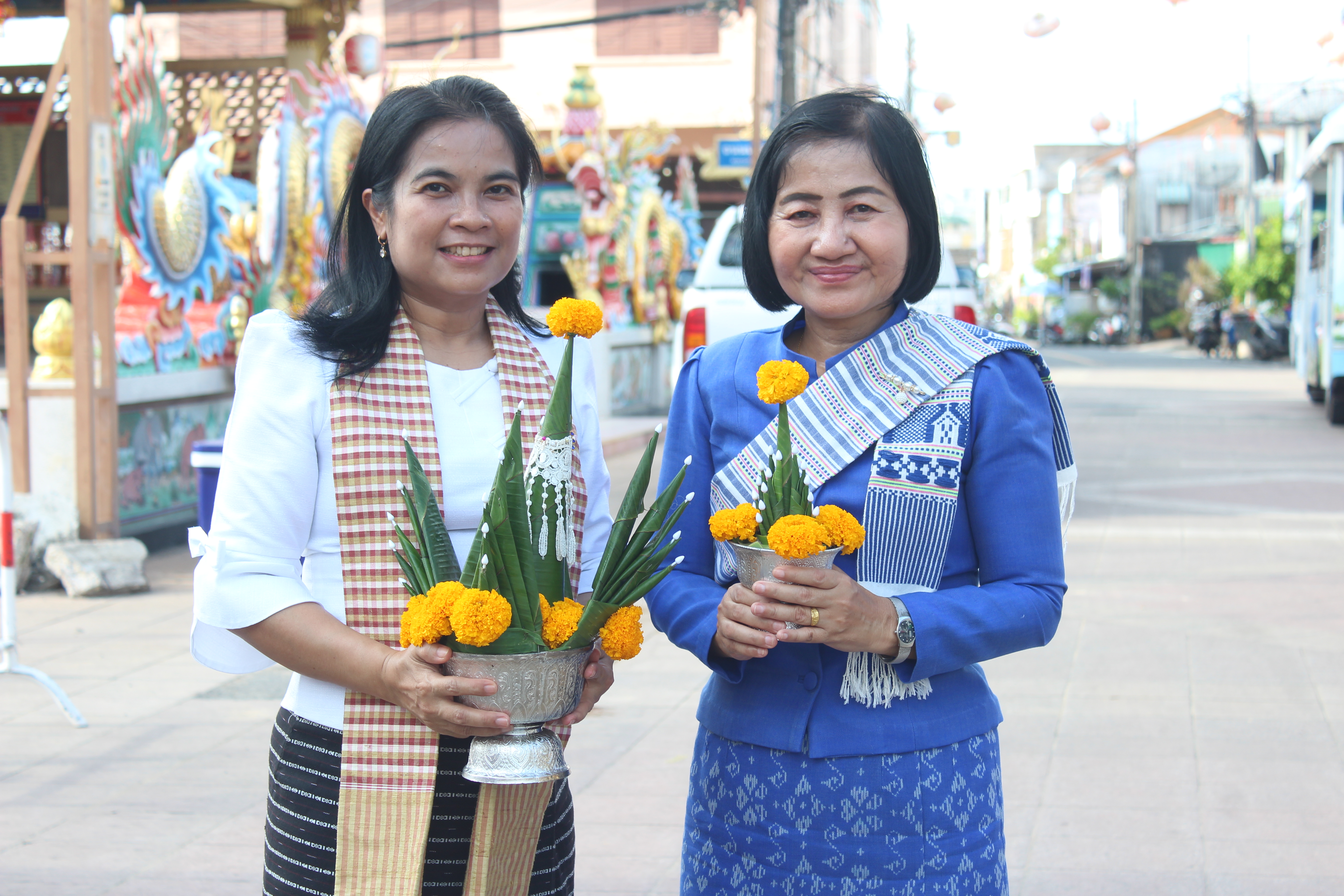 พช.ยโสธร ร่วมนุ่งผ้าพื้นเมืองยโสธรสืบสานงานประเพณีแห่ถวายผ้าอาบน้ำฝนพระสงฆ์ 9 วัด