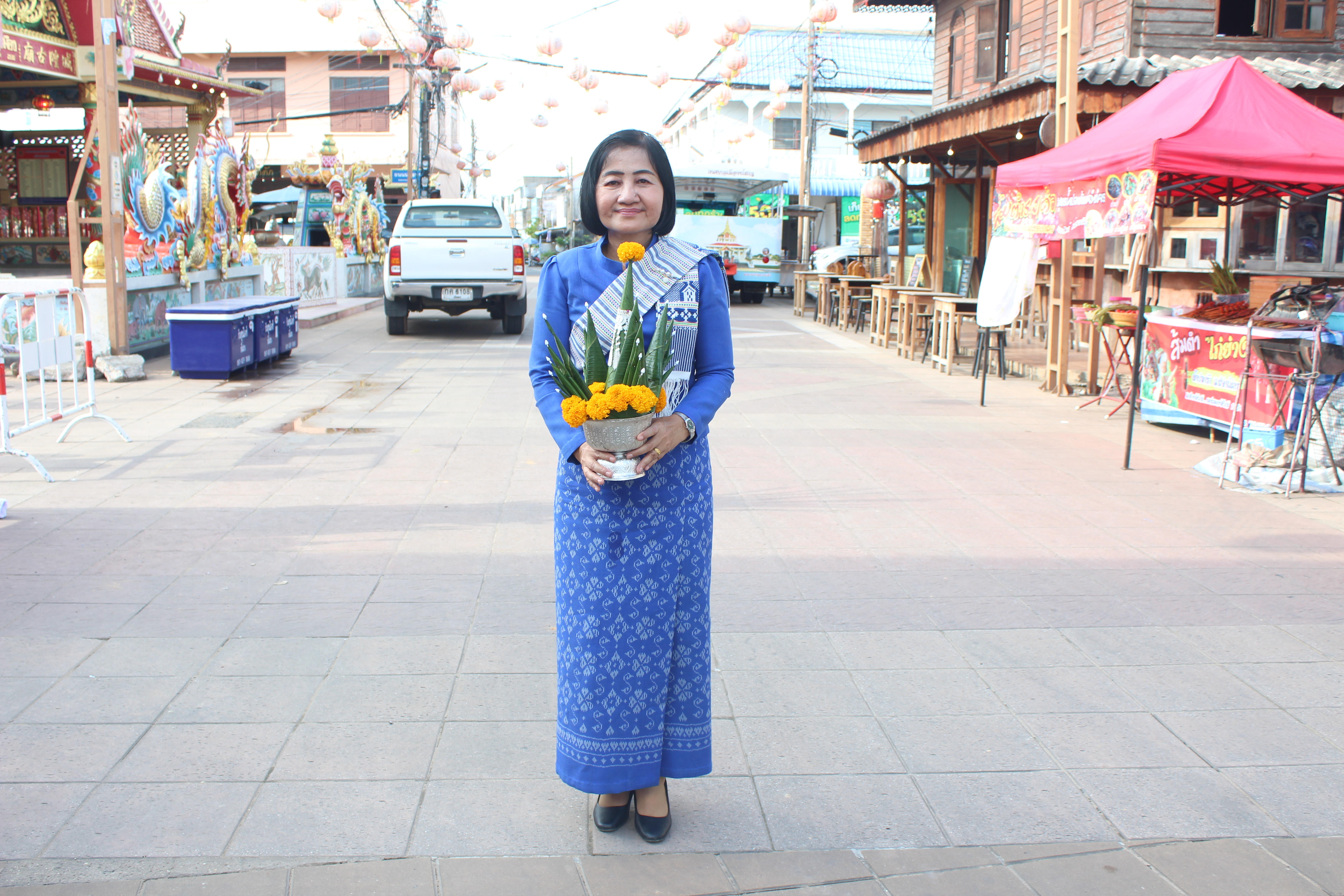 พช.ยโสธร ร่วมนุ่งผ้าพื้นเมืองยโสธรสืบสานงานประเพณีแห่ถวายผ้าอาบน้ำฝนพระสงฆ์ 9 วัด