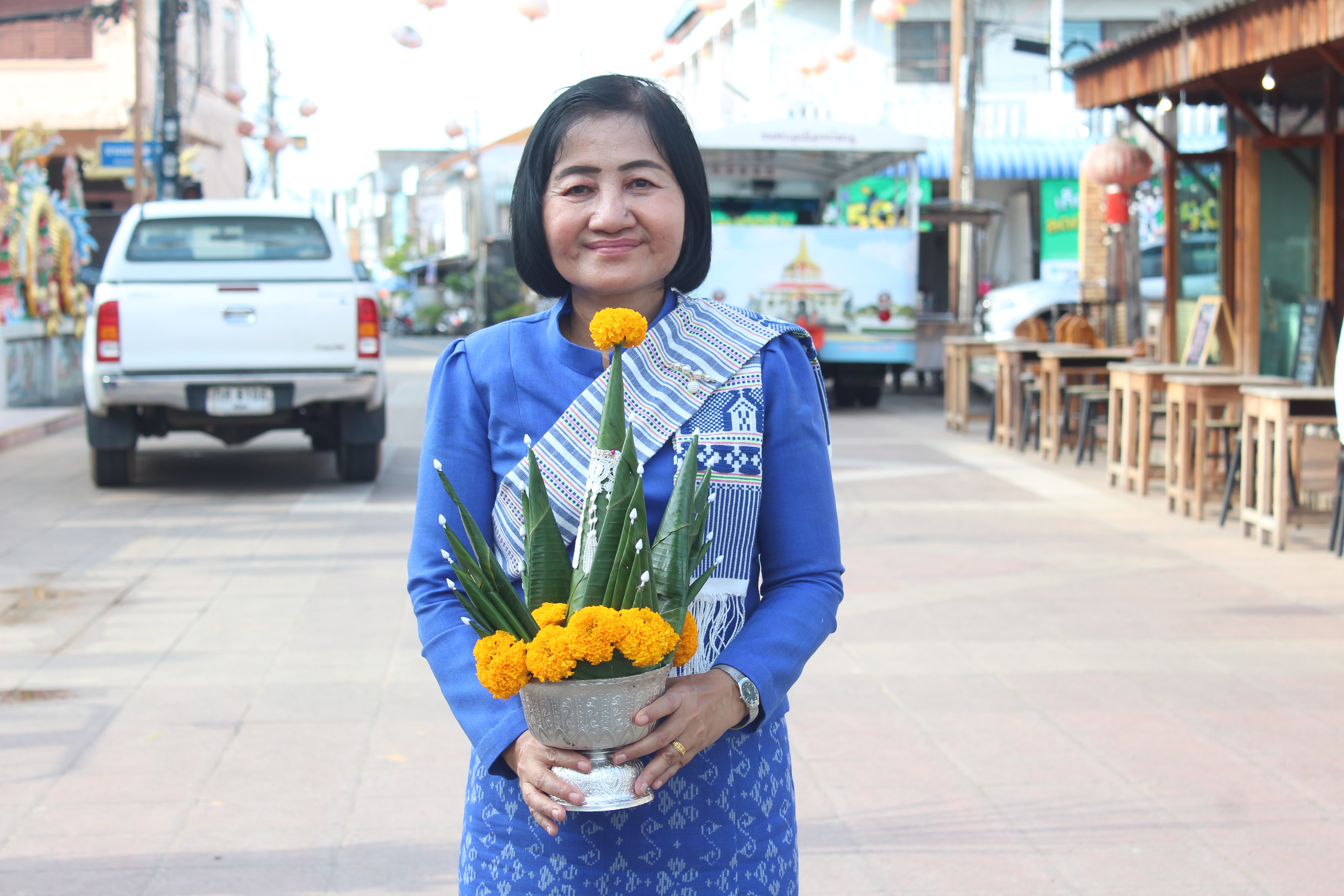 พช.ยโสธร ร่วมนุ่งผ้าพื้นเมืองยโสธรสืบสานงานประเพณีแห่ถวายผ้าอาบน้ำฝนพระสงฆ์ 9 วัด