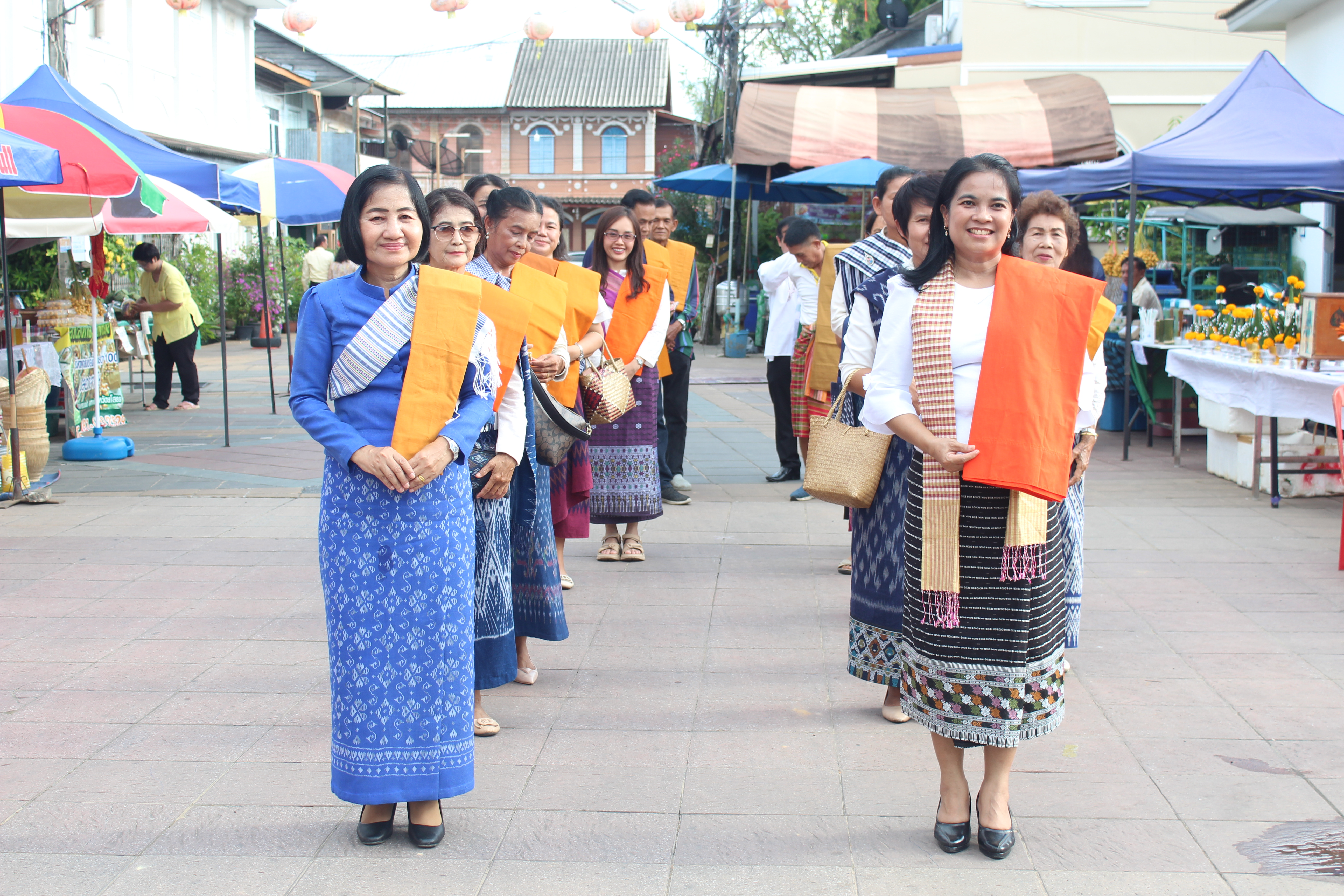 พช.ยโสธร ร่วมนุ่งผ้าพื้นเมืองยโสธรสืบสานงานประเพณีแห่ถวายผ้าอาบน้ำฝนพระสงฆ์ 9 วัด