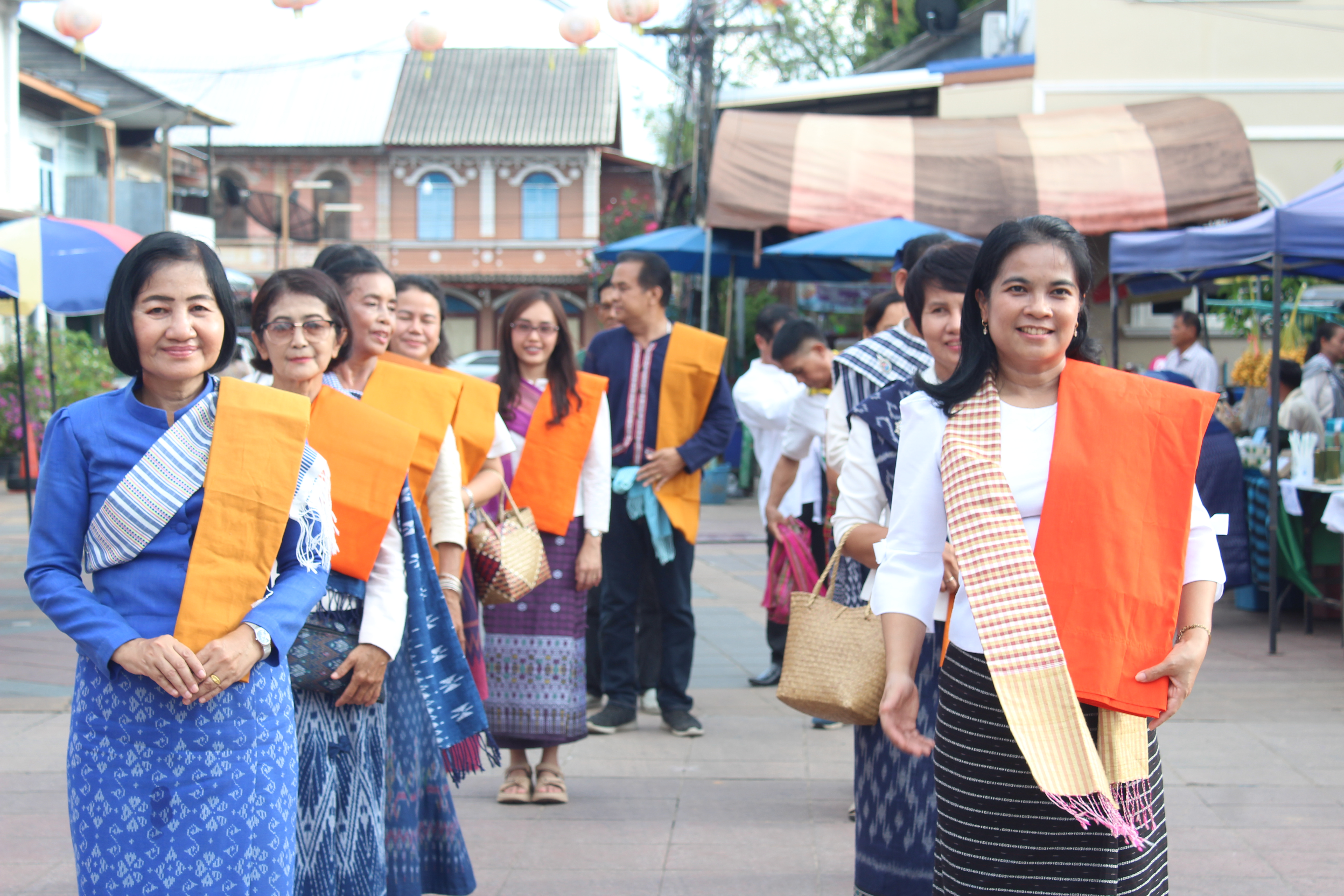 พช.ยโสธร ร่วมนุ่งผ้าพื้นเมืองยโสธรสืบสานงานประเพณีแห่ถวายผ้าอาบน้ำฝนพระสงฆ์ 9 วัด