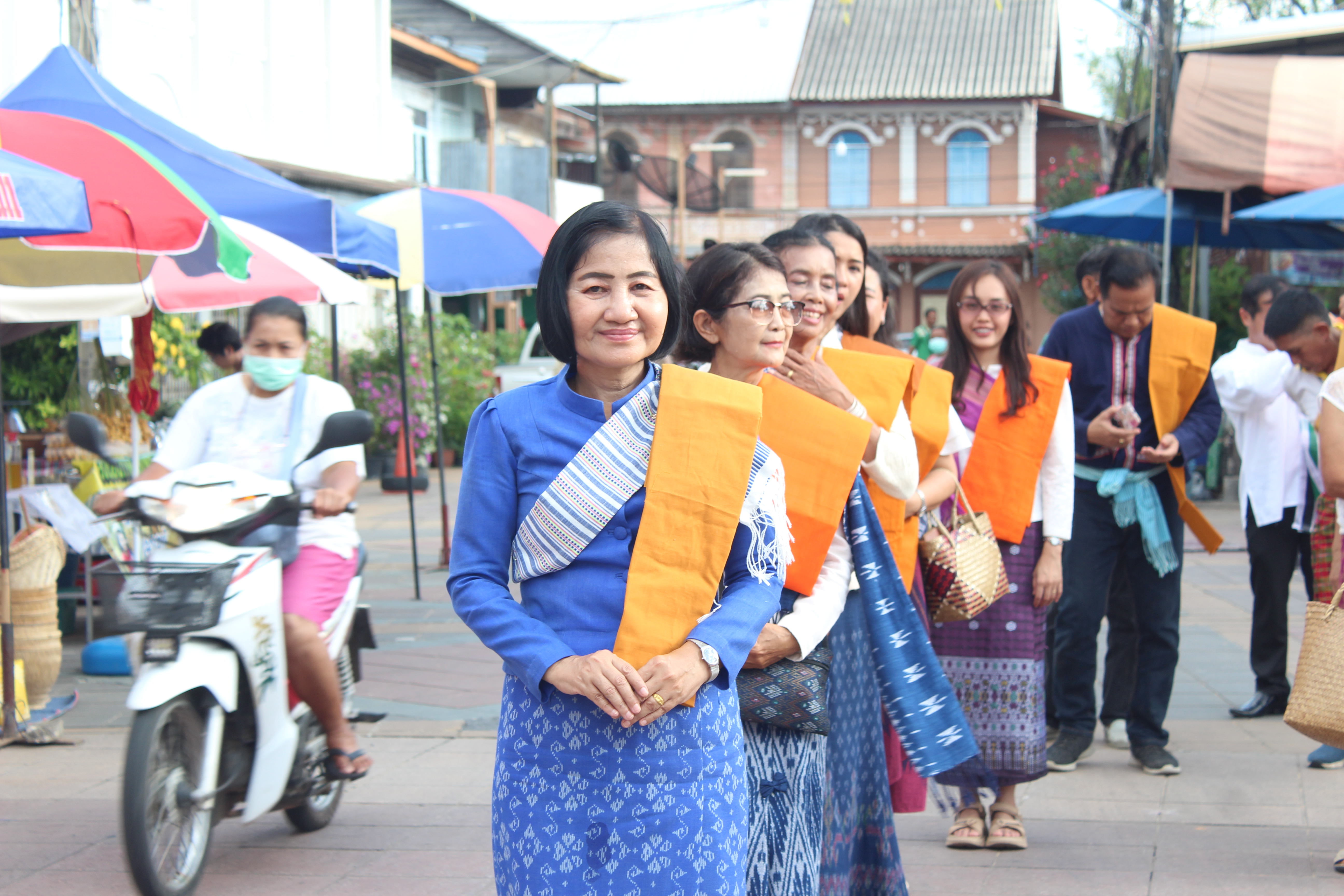 พช.ยโสธร ร่วมนุ่งผ้าพื้นเมืองยโสธรสืบสานงานประเพณีแห่ถวายผ้าอาบน้ำฝนพระสงฆ์ 9 วัด