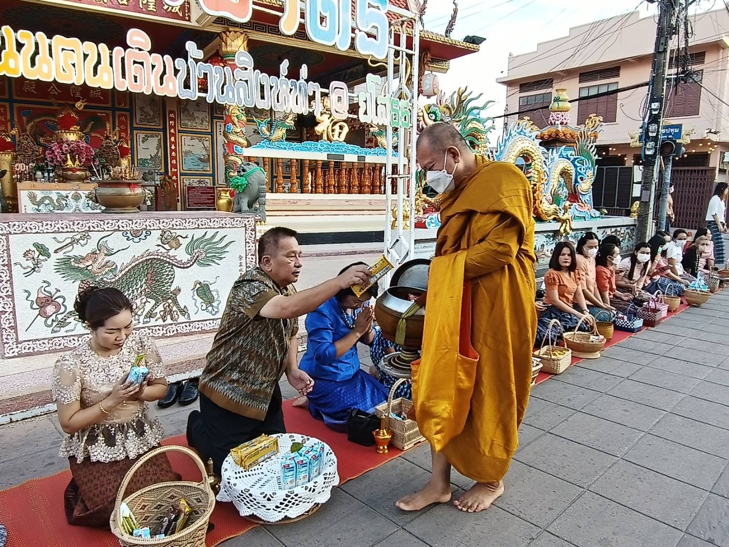 ☘พช.ยโสธรร่วมทำบุญตักบาตรย้อนยุค วิถีถิ่น วิถีไทย ถนนคนเดินยโสธร เมืองเก่าบ้านสิงห์ท่า และร่วมกันสวมใส่ผ้าไทยตามโครงการ “ผ้าไทยใส่ให้สนุก”