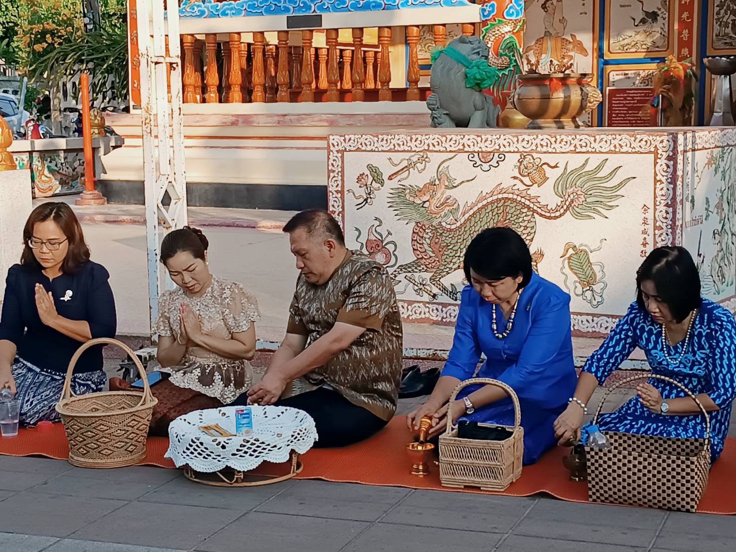 ☘พช.ยโสธรร่วมทำบุญตักบาตรย้อนยุค วิถีถิ่น วิถีไทย ถนนคนเดินยโสธร เมืองเก่าบ้านสิงห์ท่า และร่วมกันสวมใส่ผ้าไทยตามโครงการ “ผ้าไทยใส่ให้สนุก”