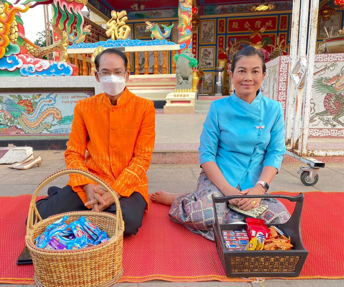 ☘พช.ยโสธรร่วมทำบุญตักบาตรย้อนยุค วิถีถิ่น วิถีไทย ถนนคนเดินยโสธร เมืองเก่าบ้านสิงห์ท่า และร่วมกันสวมใส่ผ้าไทยตามโครงการ “ผ้าไทยใส่ให้สนุก”