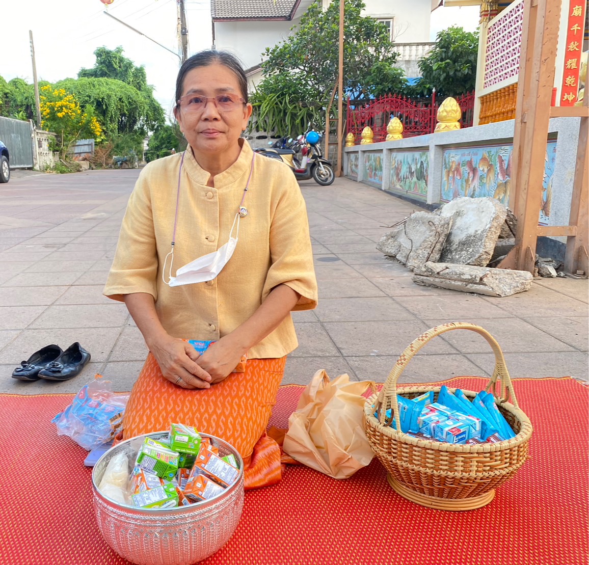 ☘พช.ยโสธรร่วมทำบุญตักบาตรย้อนยุค วิถีถิ่น วิถีไทย ถนนคนเดินยโสธร เมืองเก่าบ้านสิงห์ท่า และร่วมกันสวมใส่ผ้าไทยตามโครงการ “ผ้าไทยใส่ให้สนุก”