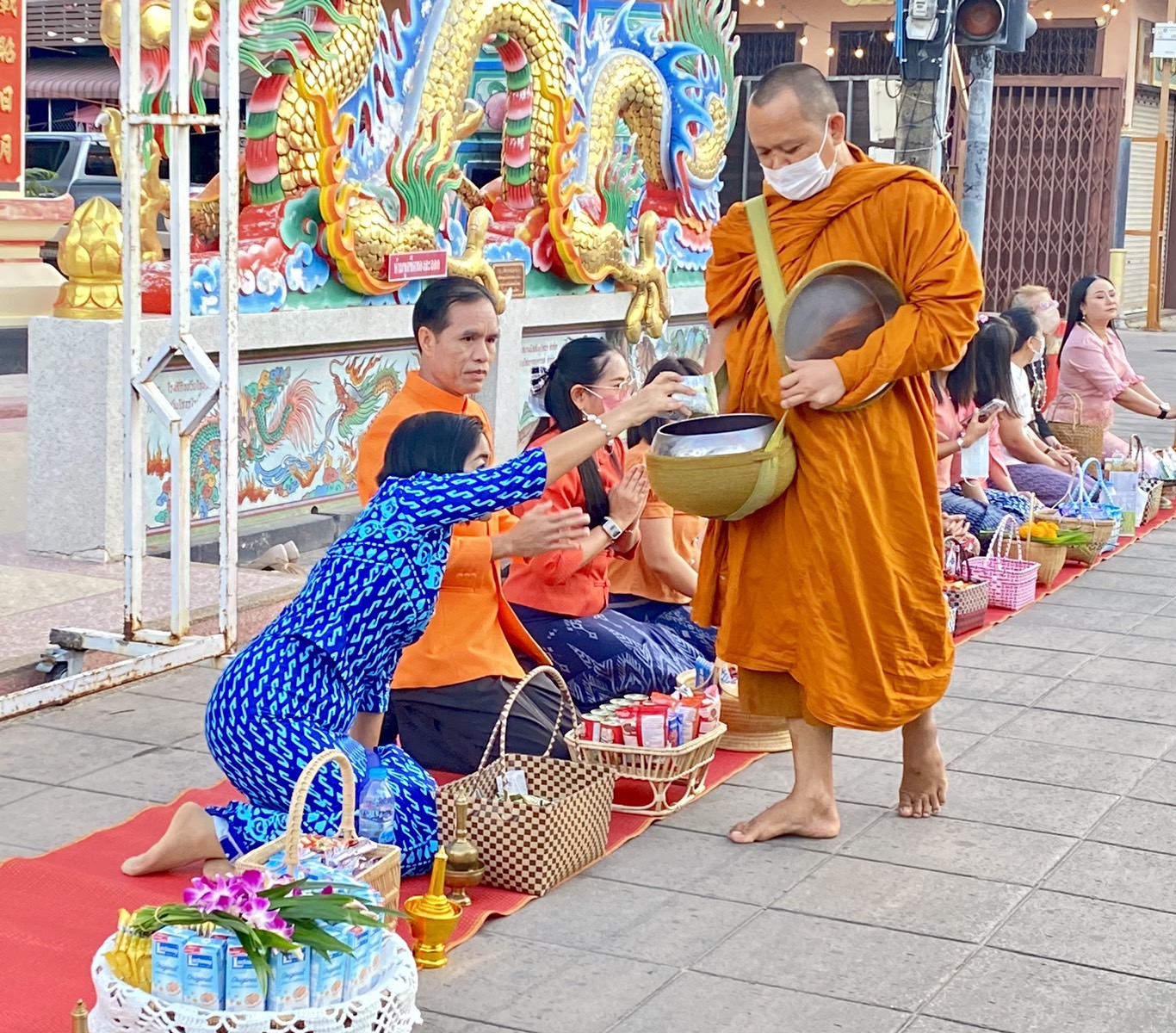 ☘พช.ยโสธรร่วมทำบุญตักบาตรย้อนยุค วิถีถิ่น วิถีไทย ถนนคนเดินยโสธร เมืองเก่าบ้านสิงห์ท่า และร่วมกันสวมใส่ผ้าไทยตามโครงการ “ผ้าไทยใส่ให้สนุก”