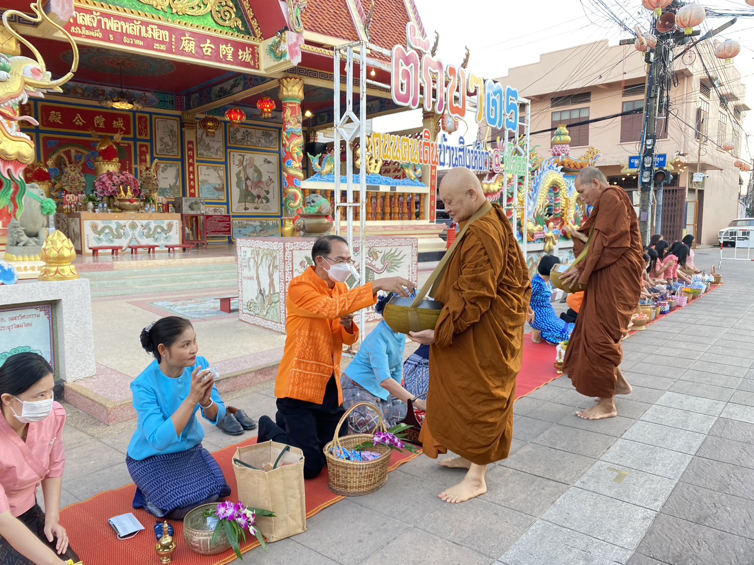 ☘พช.ยโสธรร่วมทำบุญตักบาตรย้อนยุค วิถีถิ่น วิถีไทย ถนนคนเดินยโสธร เมืองเก่าบ้านสิงห์ท่า และร่วมกันสวมใส่ผ้าไทยตามโครงการ “ผ้าไทยใส่ให้สนุก”