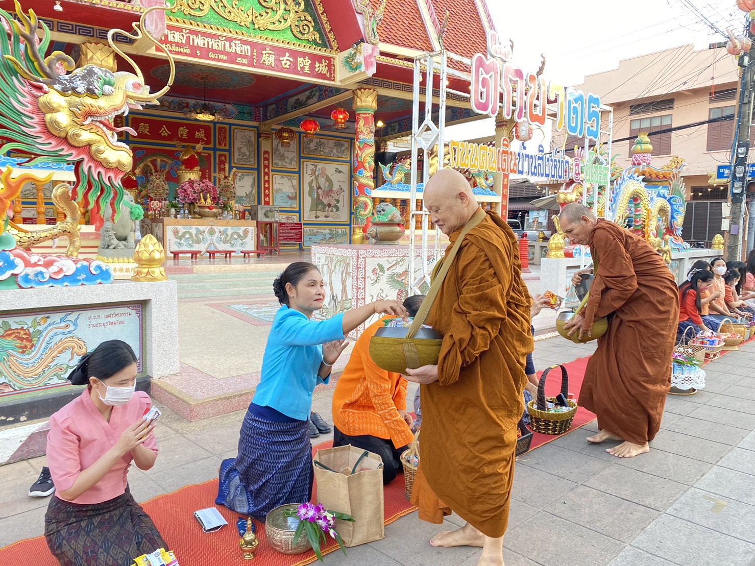 ☘พช.ยโสธรร่วมทำบุญตักบาตรย้อนยุค วิถีถิ่น วิถีไทย ถนนคนเดินยโสธร เมืองเก่าบ้านสิงห์ท่า และร่วมกันสวมใส่ผ้าไทยตามโครงการ “ผ้าไทยใส่ให้สนุก”