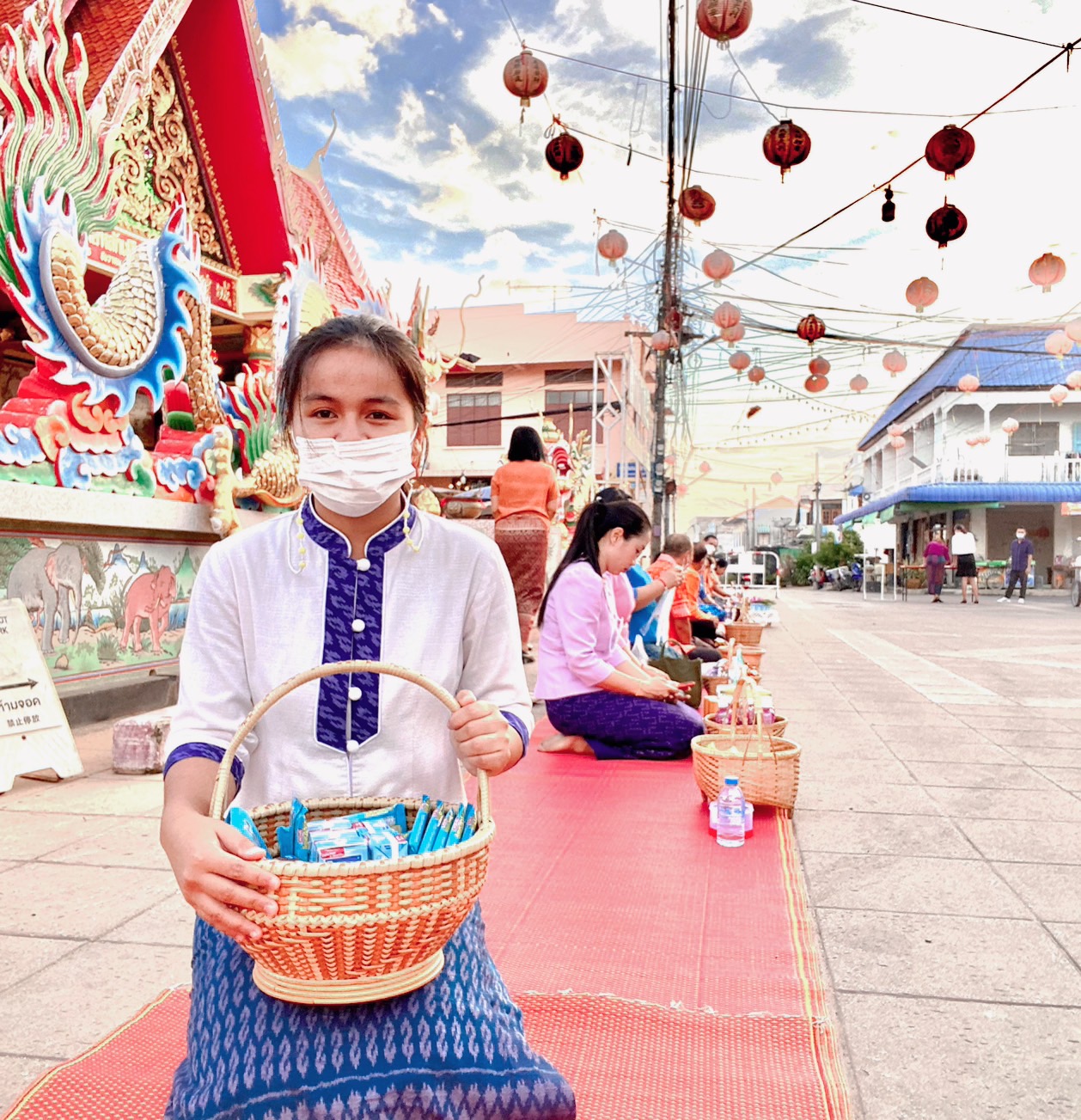 ☘พช.ยโสธรร่วมทำบุญตักบาตรย้อนยุค วิถีถิ่น วิถีไทย ถนนคนเดินยโสธร เมืองเก่าบ้านสิงห์ท่า และร่วมกันสวมใส่ผ้าไทยตามโครงการ “ผ้าไทยใส่ให้สนุก”