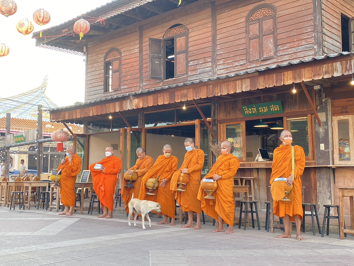 ☘พช.ยโสธรร่วมทำบุญตักบาตรย้อนยุค วิถีถิ่น วิถีไทย ถนนคนเดินยโสธร เมืองเก่าบ้านสิงห์ท่า และร่วมกันสวมใส่ผ้าไทยตามโครงการ “ผ้าไทยใส่ให้สนุก”