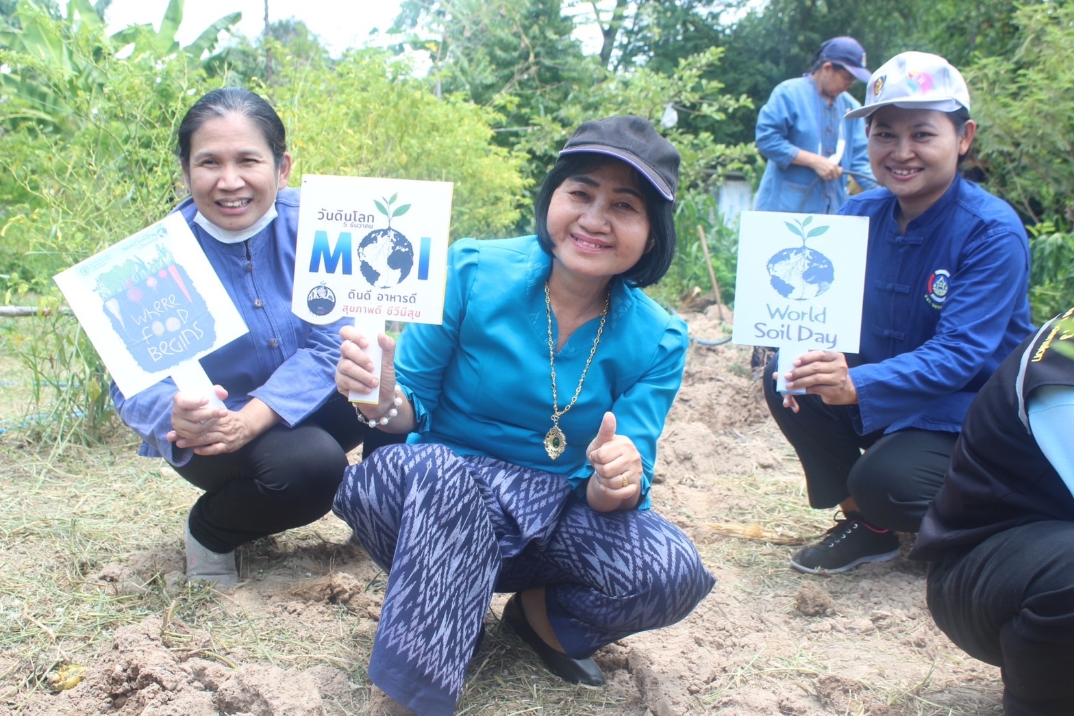 พช. ยโสธร จัดกิจกรรมเอามื้อสามัคคี “โคก หนอง นา” และรณรงค์สร้าง การตระหนักรู้ ฟื้นฟู อนุรักษ์ทรัพยากรดินเนื่องในโอกาสวันดินโลก (5 ธันวาคมของทุกปี) ณ ศูนย์เรียนรู้ทฤษฎีใหม่ รูปแบบ “โคก หนอง นา”  อำเภอเมืองยโสธร จังหวัดยโสธร