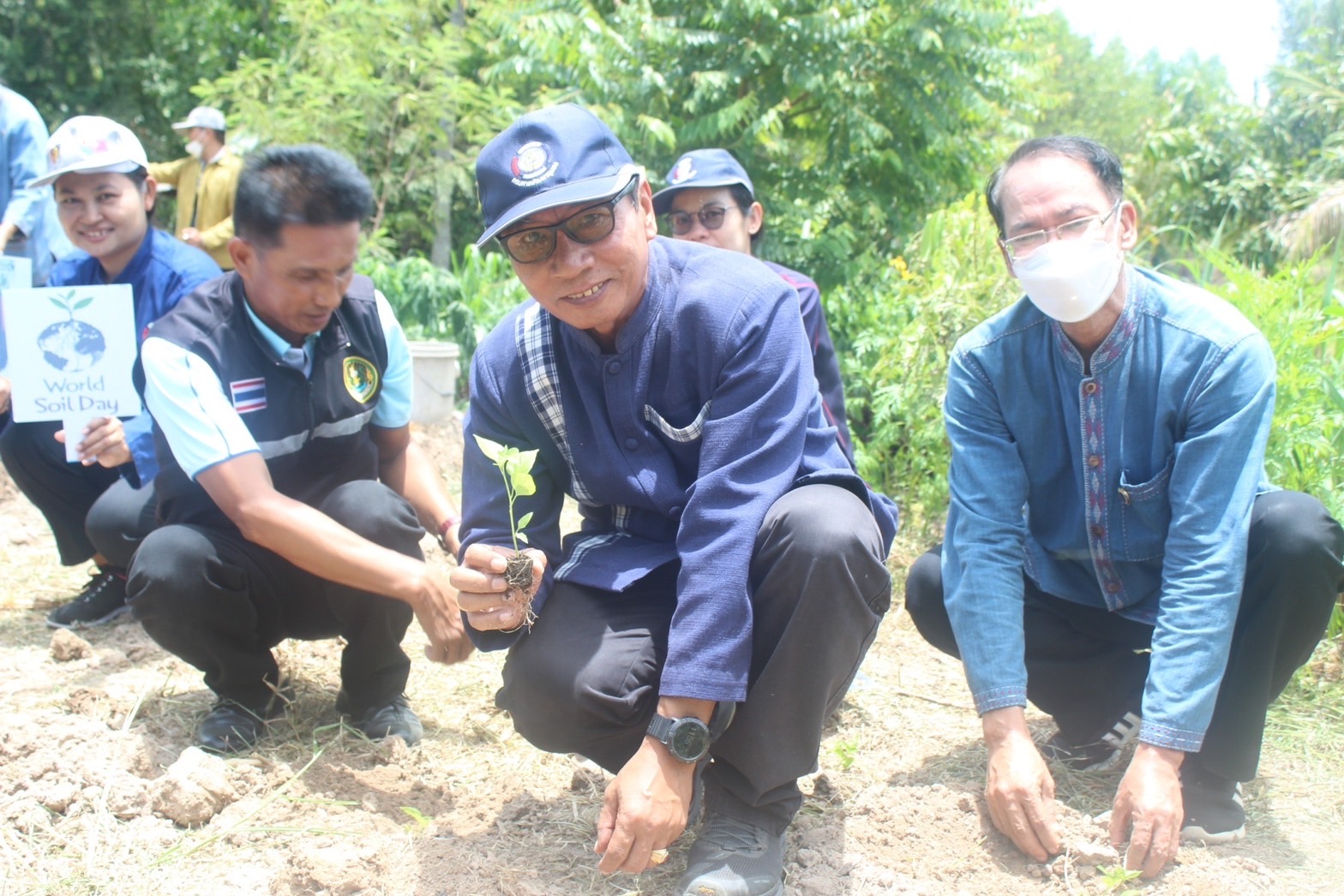 พช. ยโสธร จัดกิจกรรมเอามื้อสามัคคี “โคก หนอง นา” และรณรงค์สร้าง การตระหนักรู้ ฟื้นฟู อนุรักษ์ทรัพยากรดินเนื่องในโอกาสวันดินโลก (5 ธันวาคมของทุกปี) ณ ศูนย์เรียนรู้ทฤษฎีใหม่ รูปแบบ “โคก หนอง นา”  อำเภอเมืองยโสธร จังหวัดยโสธร