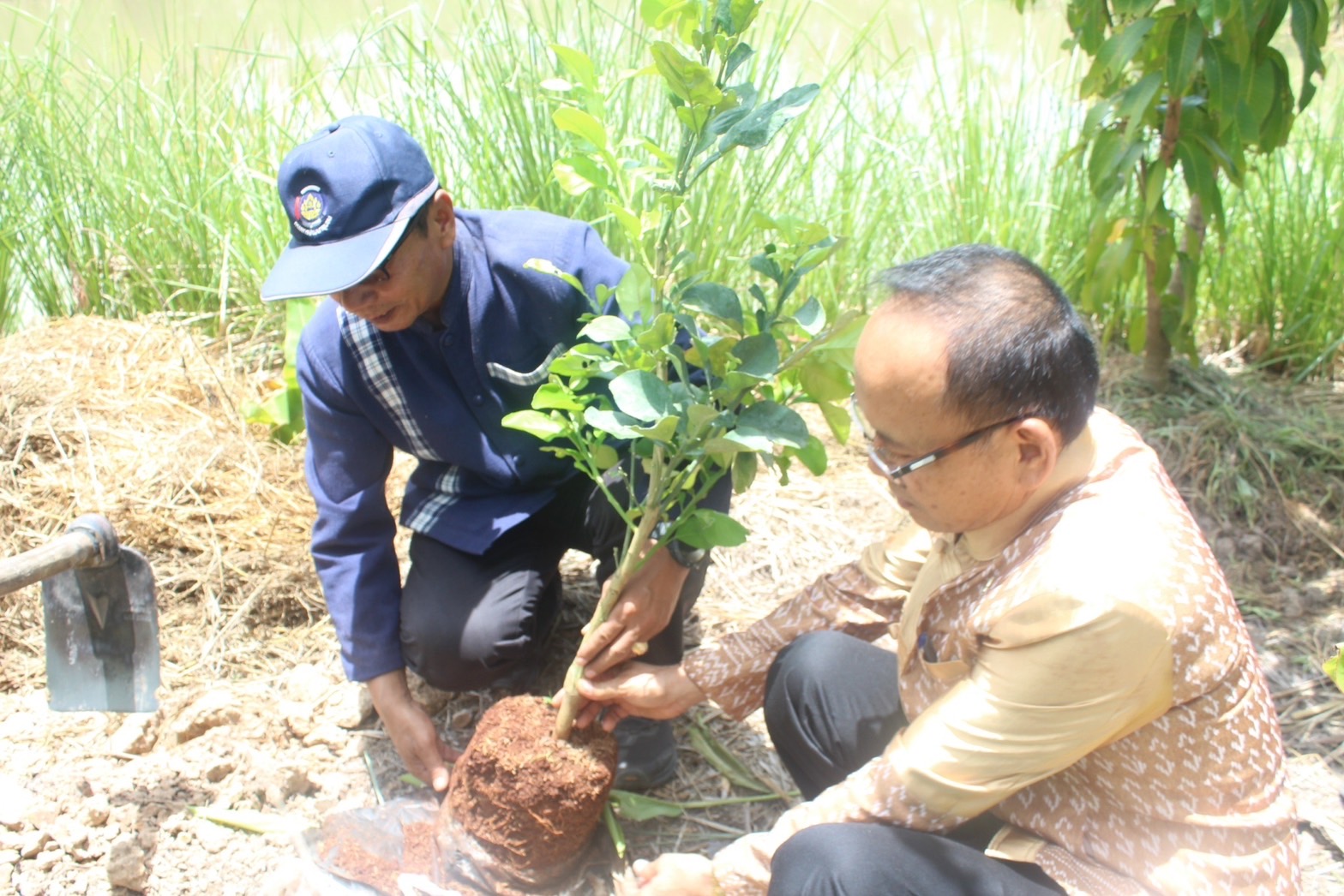 พช. ยโสธร จัดกิจกรรมเอามื้อสามัคคี “โคก หนอง นา” และรณรงค์สร้าง การตระหนักรู้ ฟื้นฟู อนุรักษ์ทรัพยากรดินเนื่องในโอกาสวันดินโลก (5 ธันวาคมของทุกปี) ณ ศูนย์เรียนรู้ทฤษฎีใหม่ รูปแบบ “โคก หนอง นา”  อำเภอเมืองยโสธร จังหวัดยโสธร
