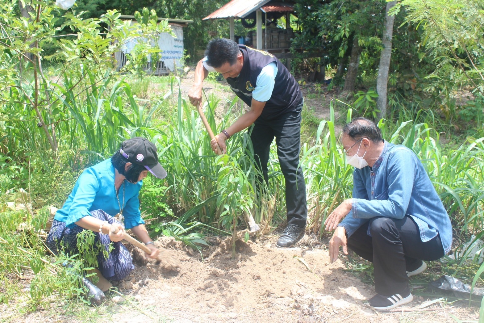 พช. ยโสธร จัดกิจกรรมเอามื้อสามัคคี “โคก หนอง นา” และรณรงค์สร้าง การตระหนักรู้ ฟื้นฟู อนุรักษ์ทรัพยากรดินเนื่องในโอกาสวันดินโลก (5 ธันวาคมของทุกปี) ณ ศูนย์เรียนรู้ทฤษฎีใหม่ รูปแบบ “โคก หนอง นา”  อำเภอเมืองยโสธร จังหวัดยโสธร