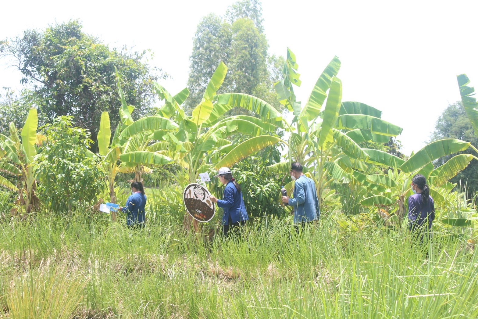 พช. ยโสธร จัดกิจกรรมเอามื้อสามัคคี “โคก หนอง นา” และรณรงค์สร้าง การตระหนักรู้ ฟื้นฟู อนุรักษ์ทรัพยากรดินเนื่องในโอกาสวันดินโลก (5 ธันวาคมของทุกปี) ณ ศูนย์เรียนรู้ทฤษฎีใหม่ รูปแบบ “โคก หนอง นา”  อำเภอเมืองยโสธร จังหวัดยโสธร