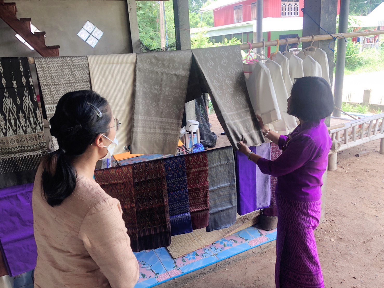 พช.ยโสธร ลงพื้นที่ติดตามการขยายผลการทอผ้าในการเตรียมความพร้อมการประกวด ลายผ้าพระราชทาน ในพื้นที่ อำเภอมหาชนะชัย จังหวัดยโสธร