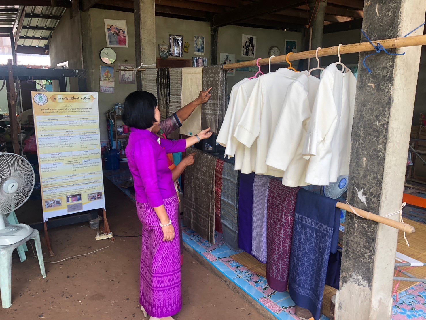 พช.ยโสธร ลงพื้นที่ติดตามการขยายผลการทอผ้าในการเตรียมความพร้อมการประกวด ลายผ้าพระราชทาน ในพื้นที่ อำเภอมหาชนะชัย จังหวัดยโสธร